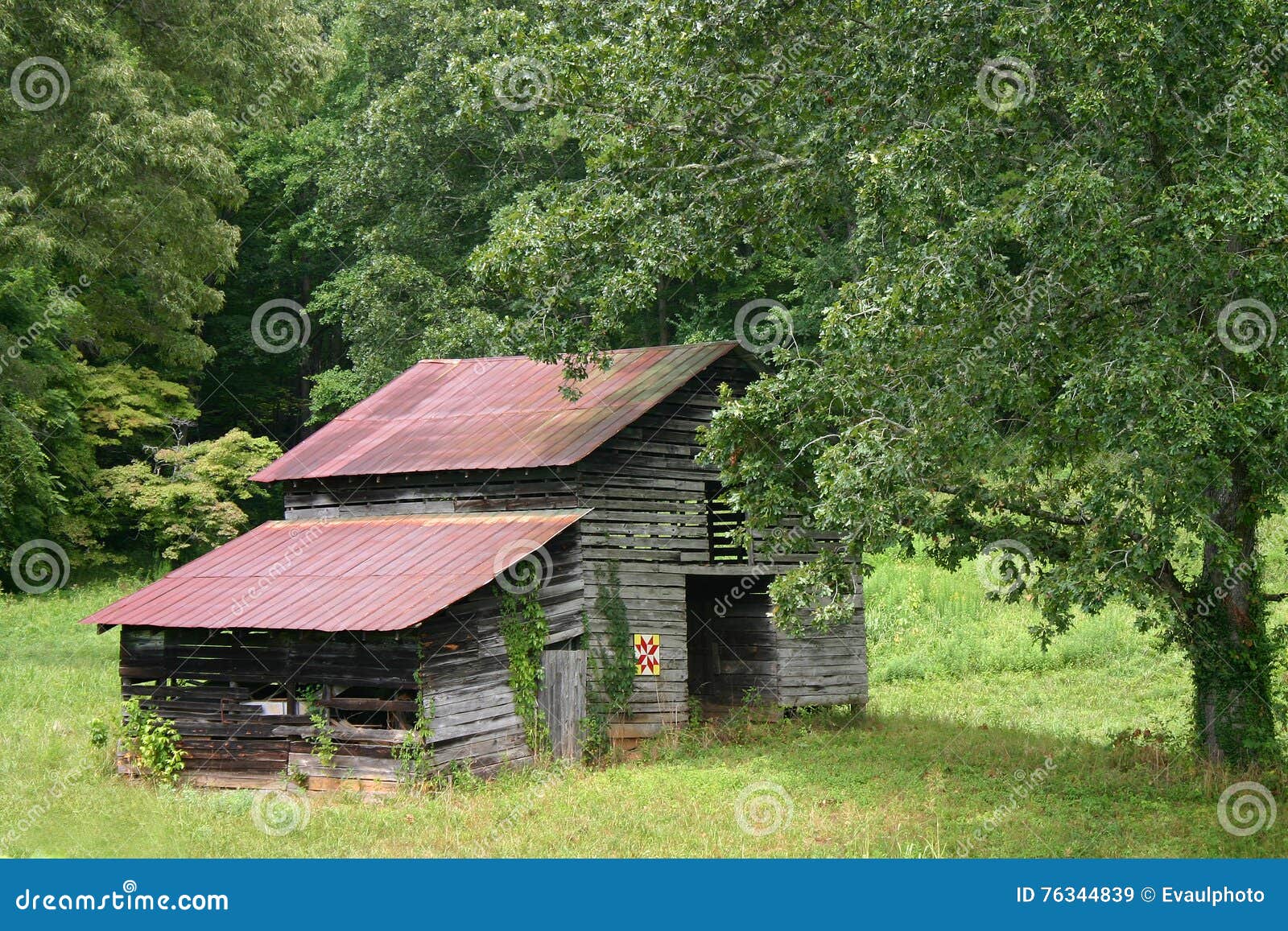 Small Quilt Square On Old Barn Horizontal Stock Image Image Of