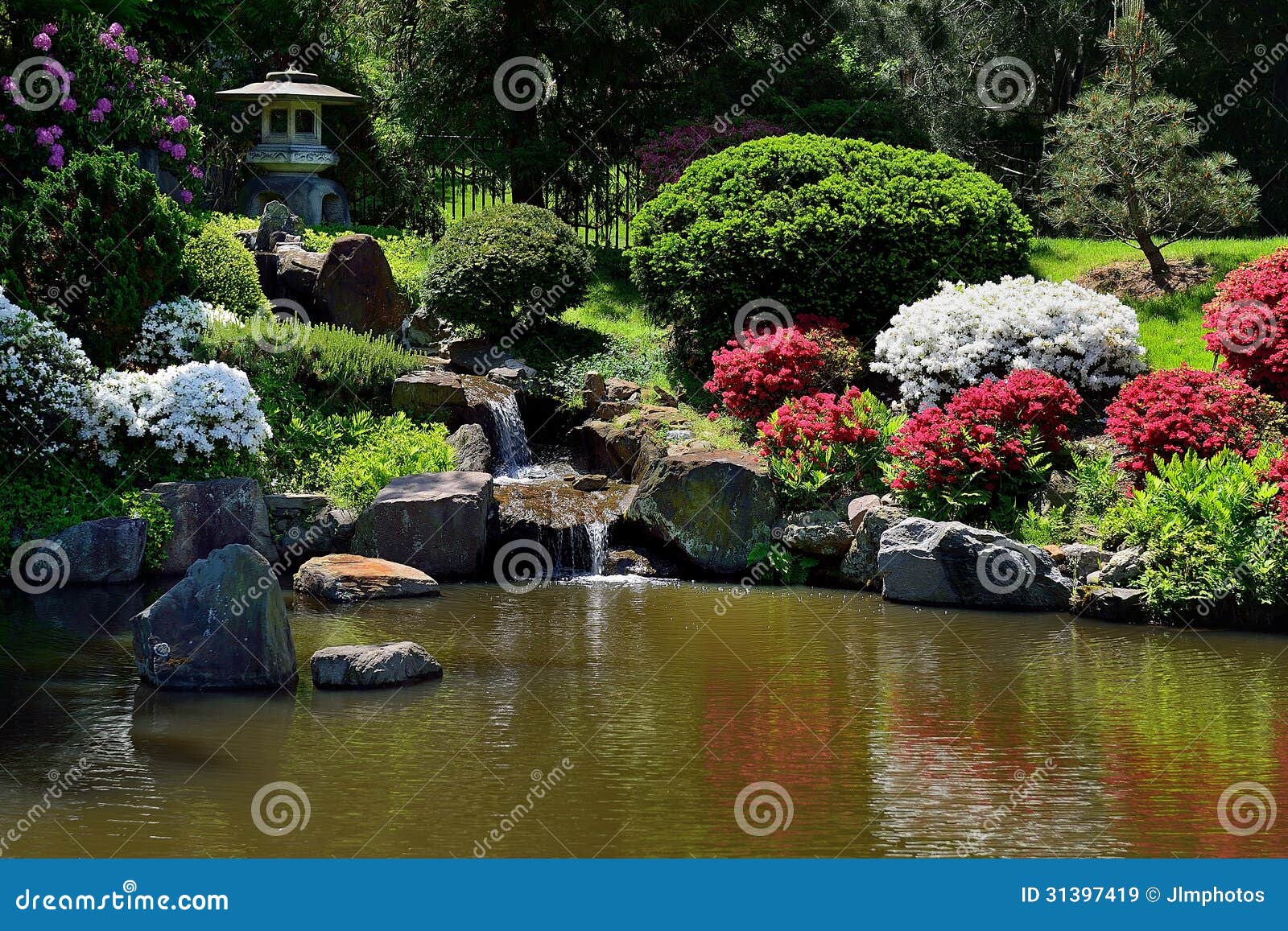 mini jardim oriental:Small Water Fall Fountain In Asian Japanese Garden Royalty Free Stock mini jardim oriental:Small Water Fall Fountain In Asian Japanese Garden Royalty Free Stock