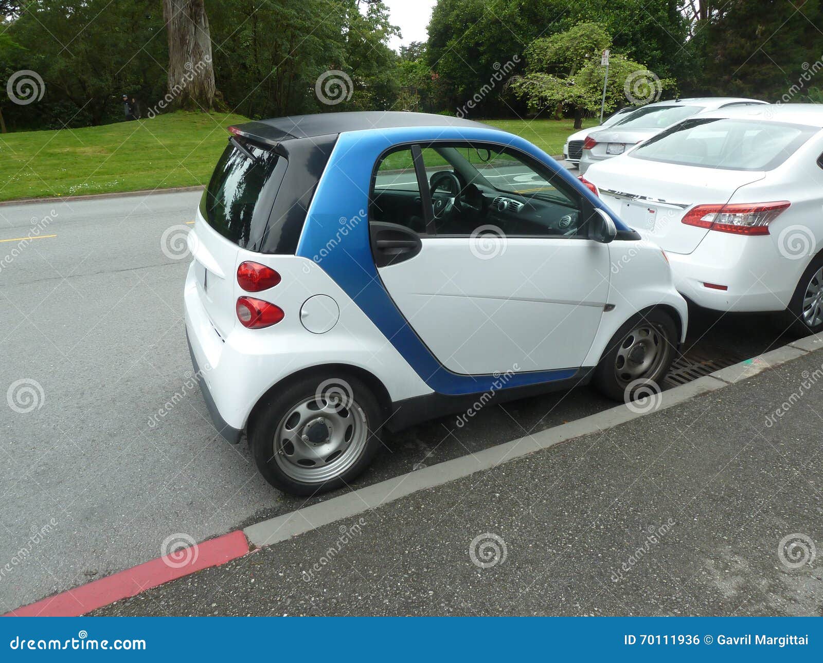 Smart Green Car Finds Parking Stock Photo - Image of francisco, vain:  70111936