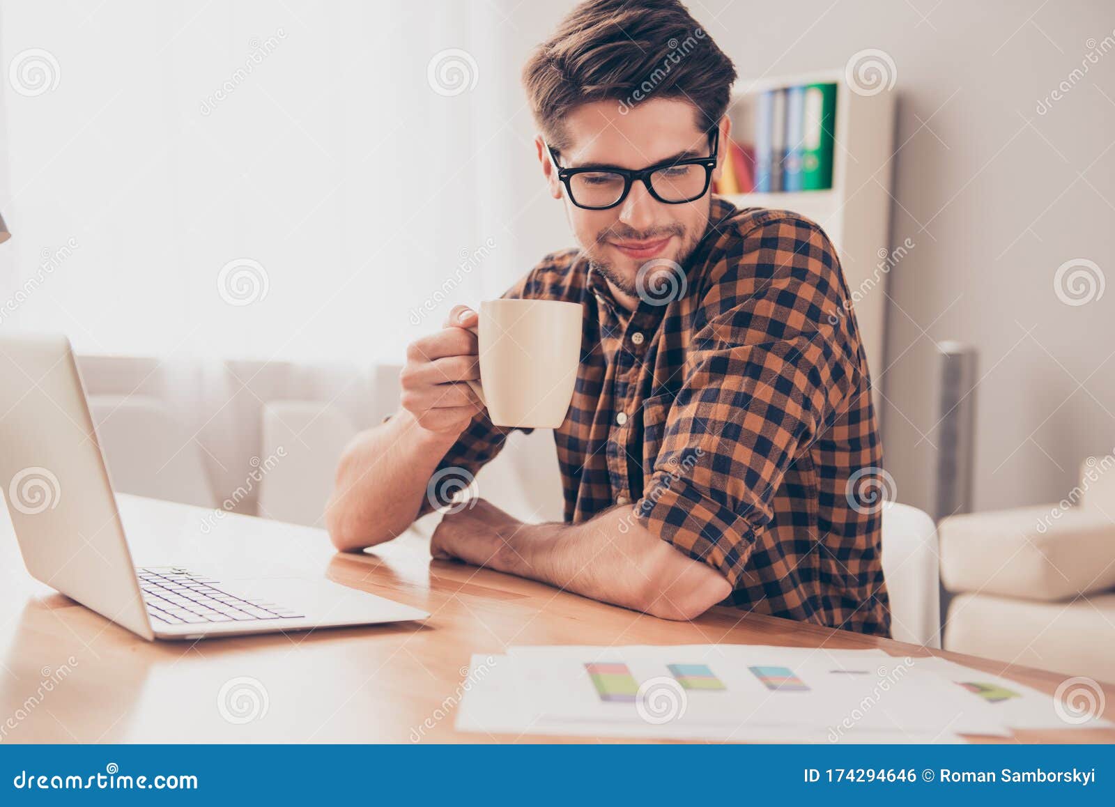 smart young businessman drinking coffee and reading diagrama