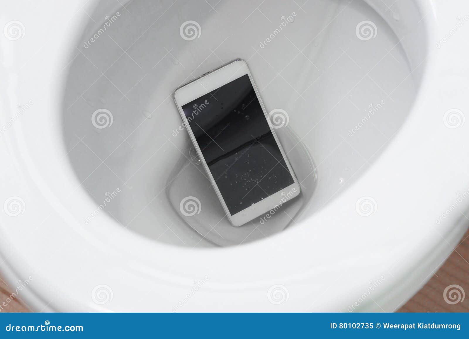 Что в телефоне в туалете делать. Унитаз смартфон.