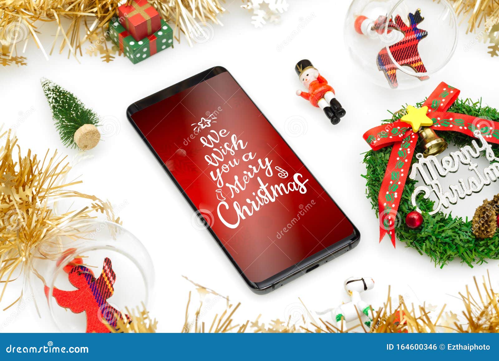 Smartphone Di Natale Con Immagini Di Natale Su Sfondo Bianco Un Cellulare  Festivo Di Natale Deriso Vista Dall'alto Fotografia Stock - Immagine di  sfondo, telefono: 164600346