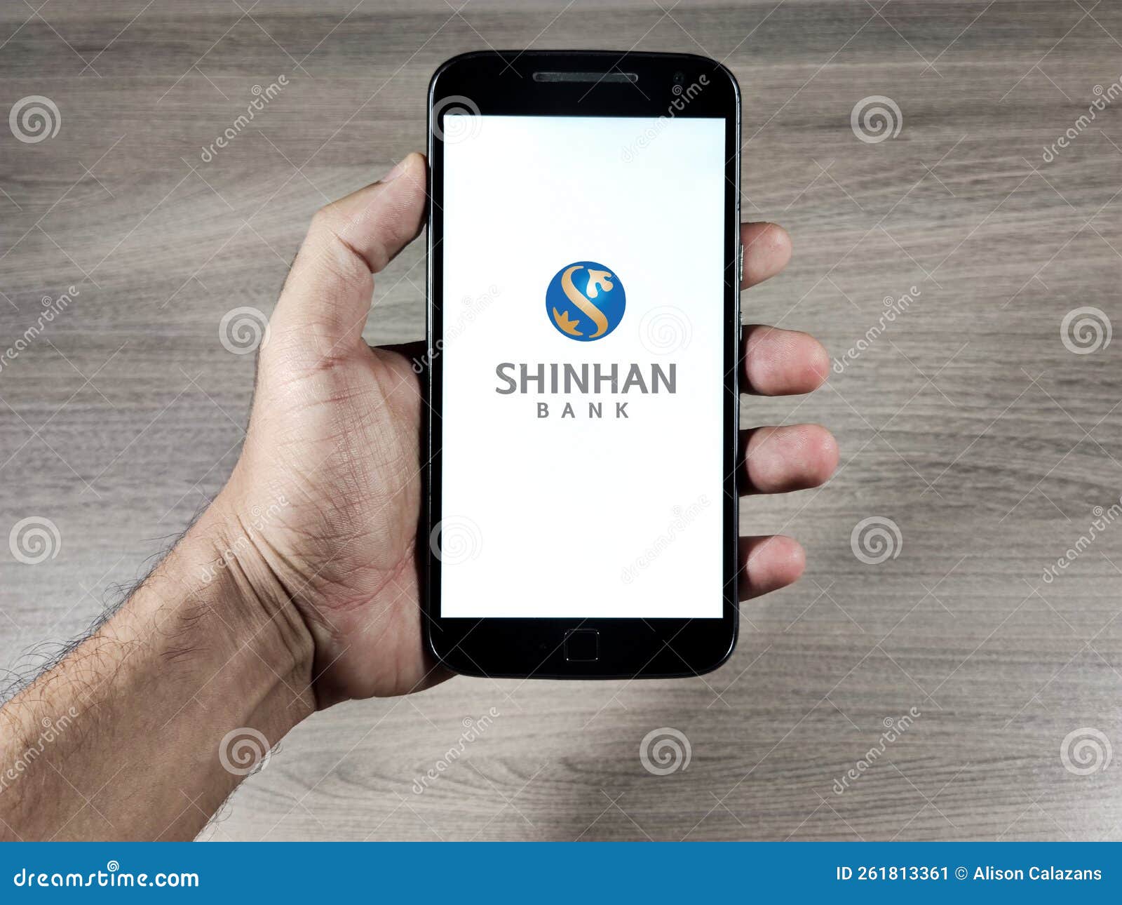 Smartphone Displaying Logo of Shinhan Bank, a Bank Headquartered in Seoul,  South Korea Editorial Photo - Image of brand, application: 261813366