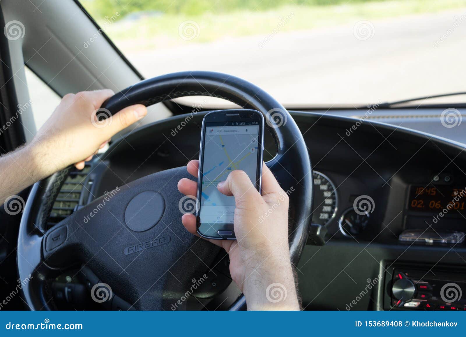 https://thumbs.dreamstime.com/z/smartphone-einer-hand-des-autofahrers-navigationskarte-auf-touch-screen-ger%C3%A4tes-linke-die-ein-lenkrad-h%C3%A4lt-ansicht-von-hinten-153689408.jpg