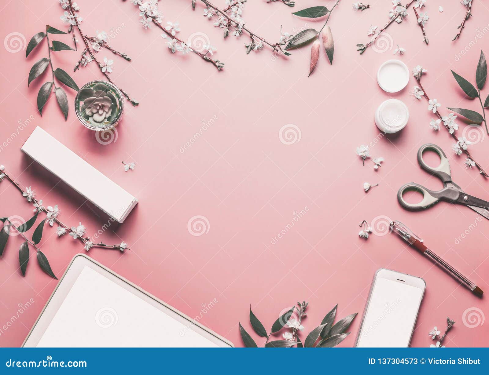 Papeterie Plate Sur Bureau Fond Pastel Rose image libre de droit