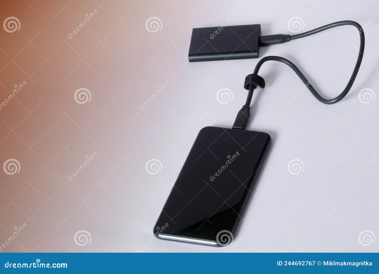 Smartphone Moderne Et Ssd Portable Externe Connecté Sur Fond De Dégradé  Léger. Disque Dur Portable. Tâche Image stock - Image du disque, numérique:  244692767