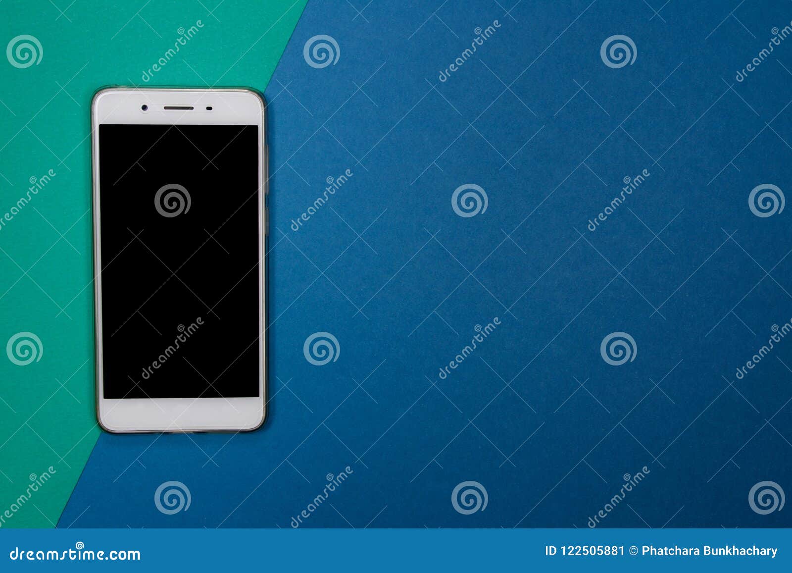 Smartphone Oder Handy Auf Grunem Und Blauem Hintergrund Mit Spindel Stockbild Bild Von Spindel Handy