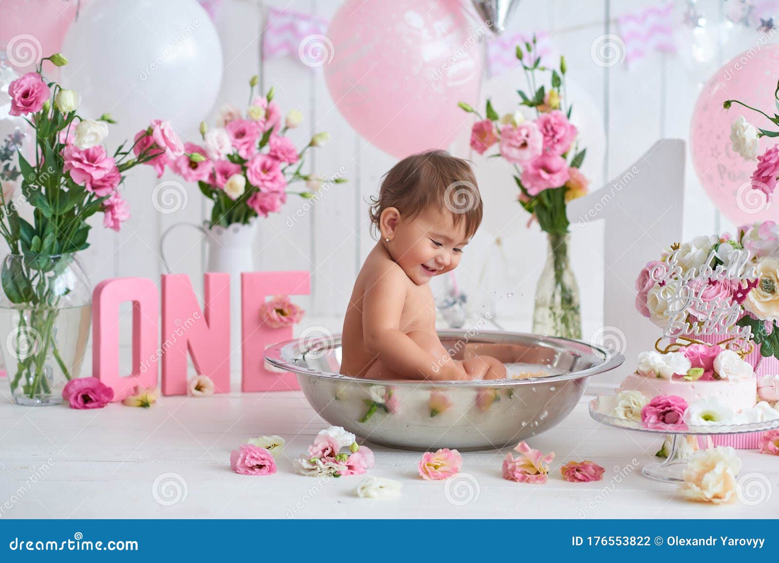 113,205 Baby Birthday Decor Royalty-Free Images, Stock Photos & Pictures