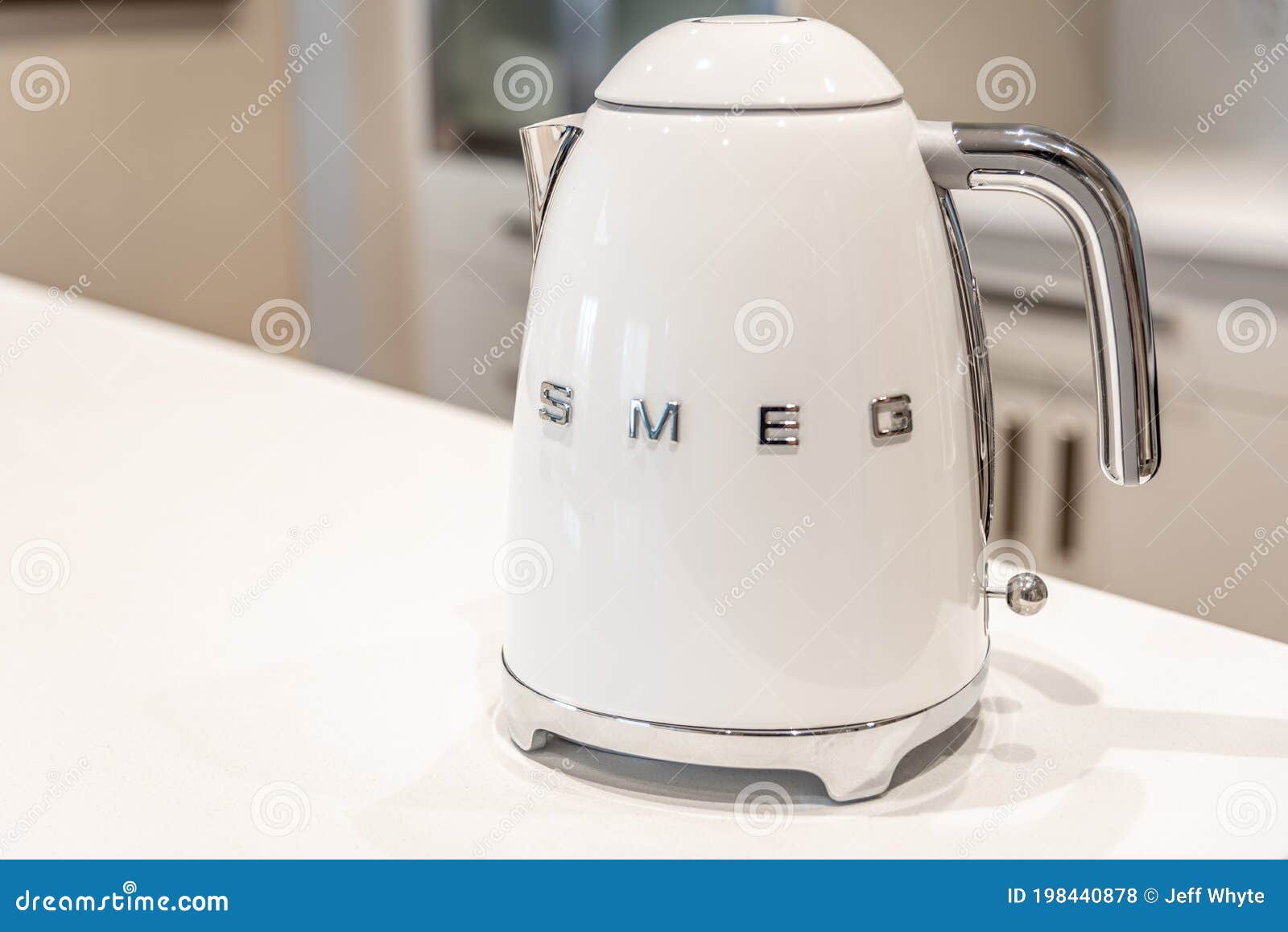 smeg white kettle