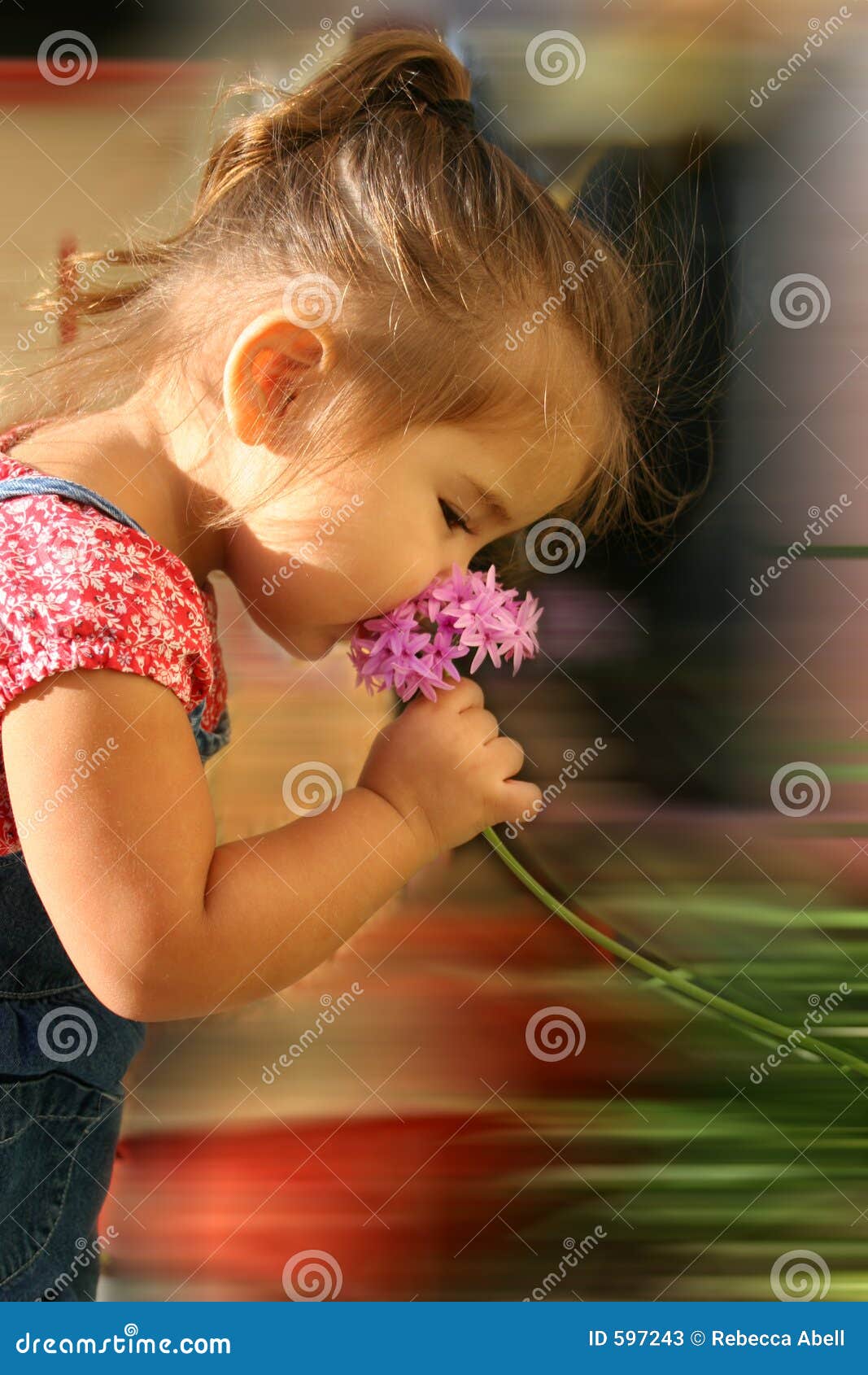 Sentire Profumi Improvvisi Di Fiori Smetta Di Sentire L'odore Dei Fiori Immagine Stock - Immagine di
