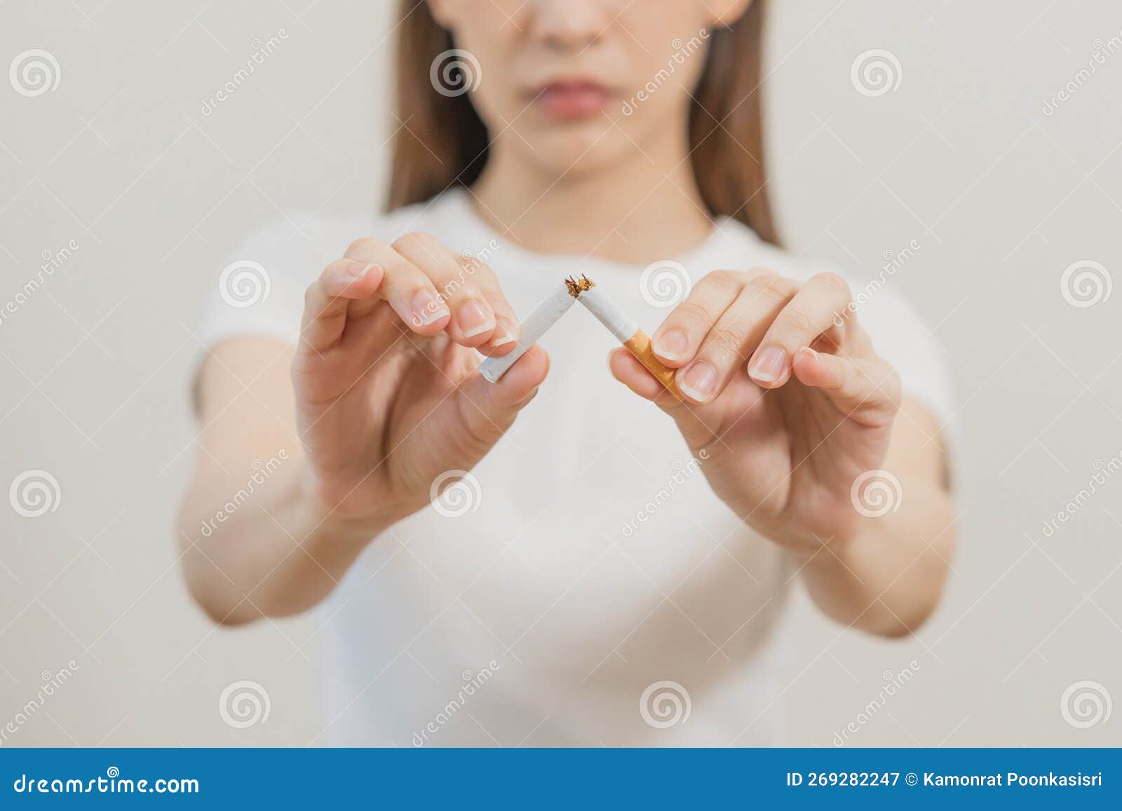 Smetti di fumare e di fumare una ragazza asiatica che rifiuta il fumatore di sigaretta che abbandona il fumo col tabacco rotto.