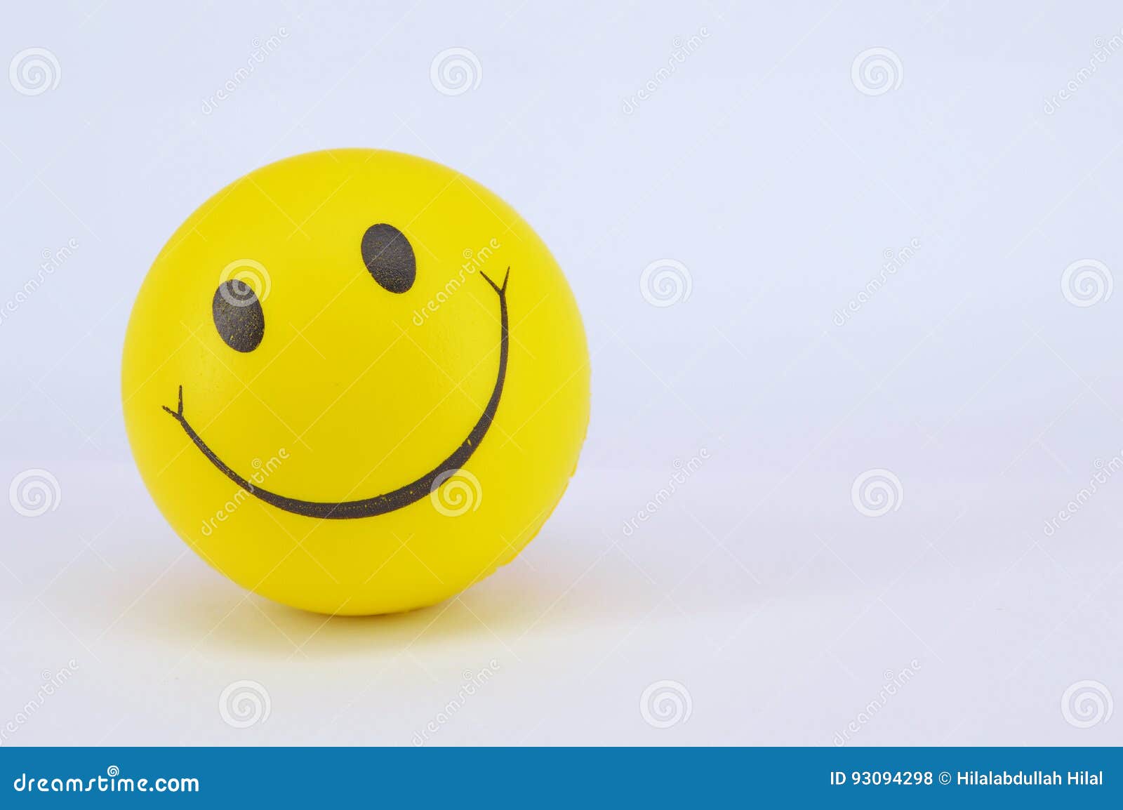 Bola Amarela Do Futebol No Fundo Branco Imagem de Stock - Imagem de branco, brinquedo: 62304359