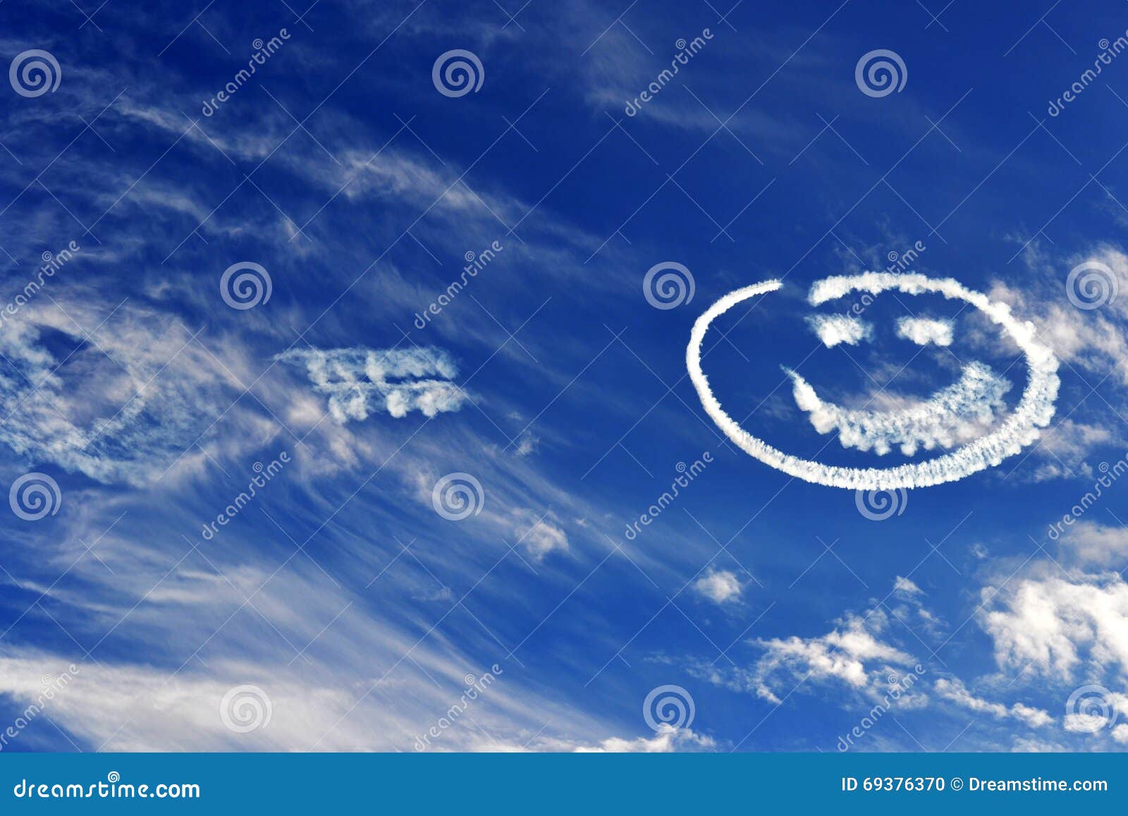 Smiley Skies. Una cara sonriente aparece en el cielo azul