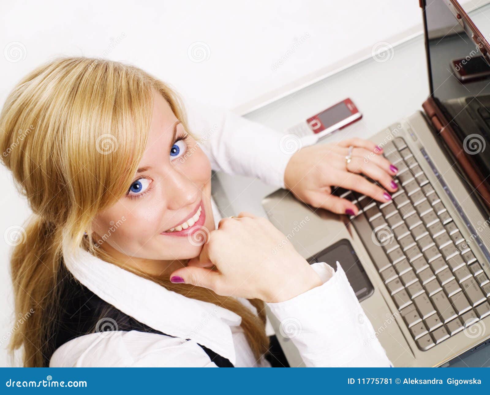 https://thumbs.dreamstime.com/z/smiling-blond-woman-working-computer-11775781.jpg