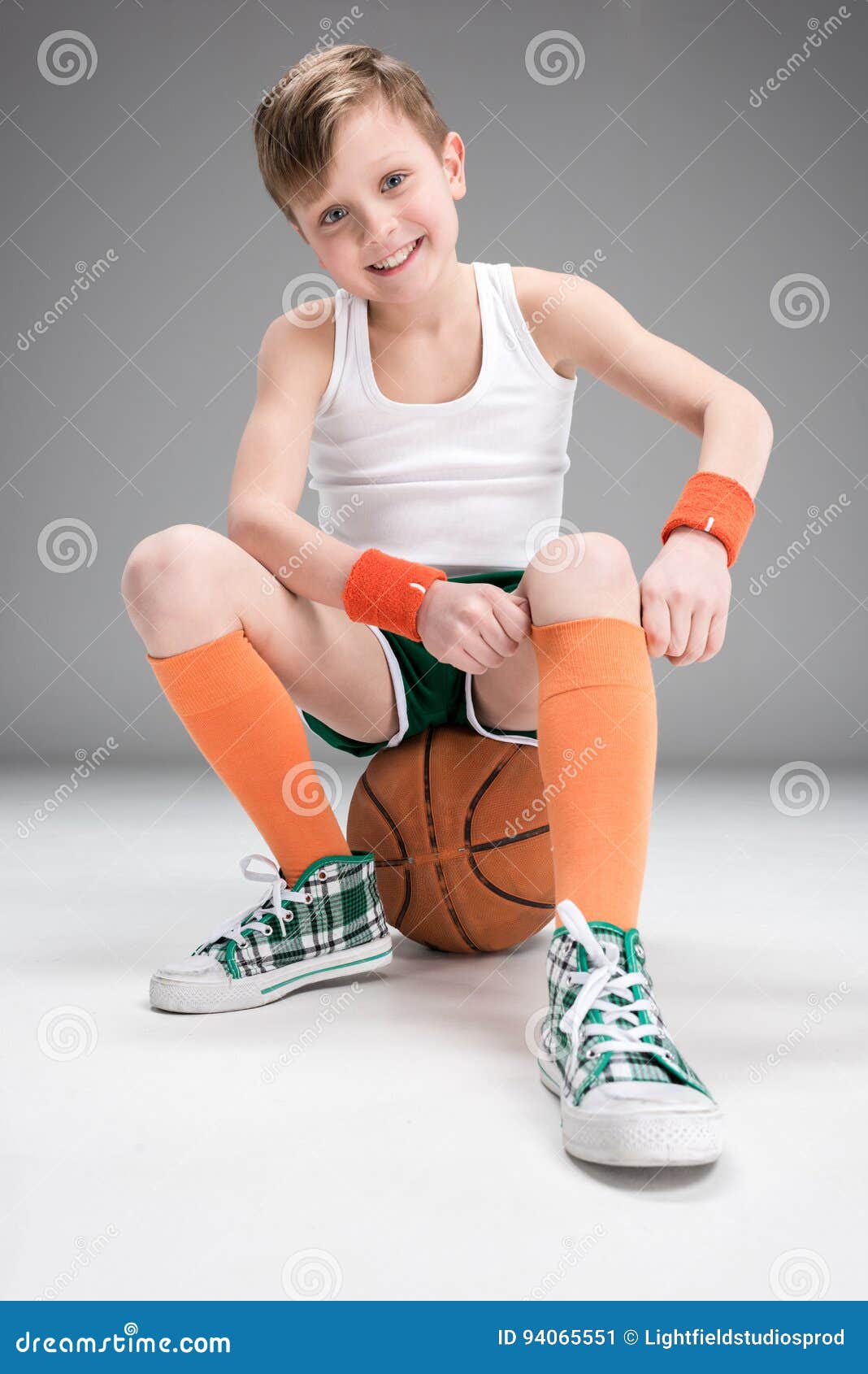 Boys legs. Маленький спортсмен. Ребёнок стдит на баскетбольном мяче. Active boy. Ball boy.