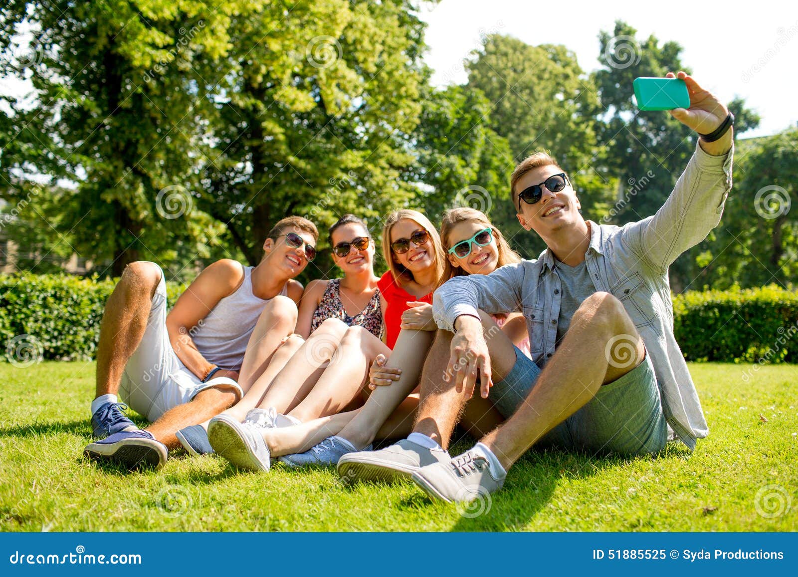 День студенты отдыхают. Группа людей в парке на траве. Студенты на траве. Студенты на газоне. Селфи в парке.