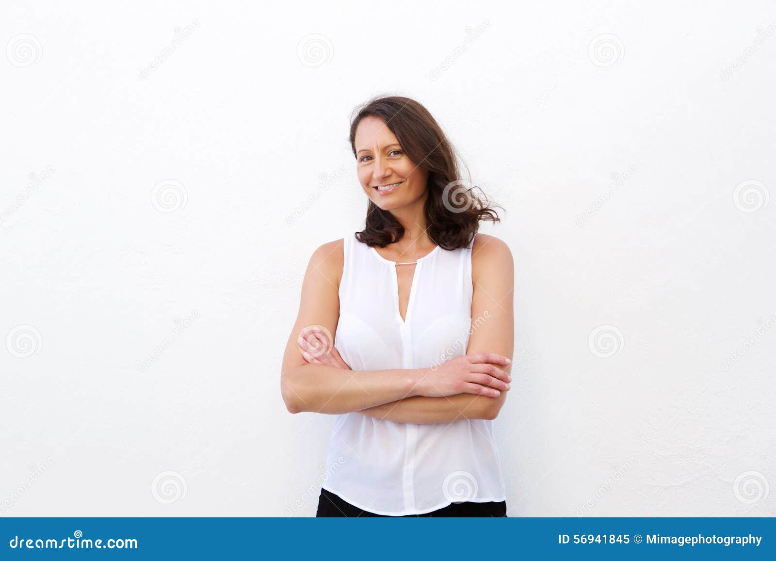 smiling woman in her 30s