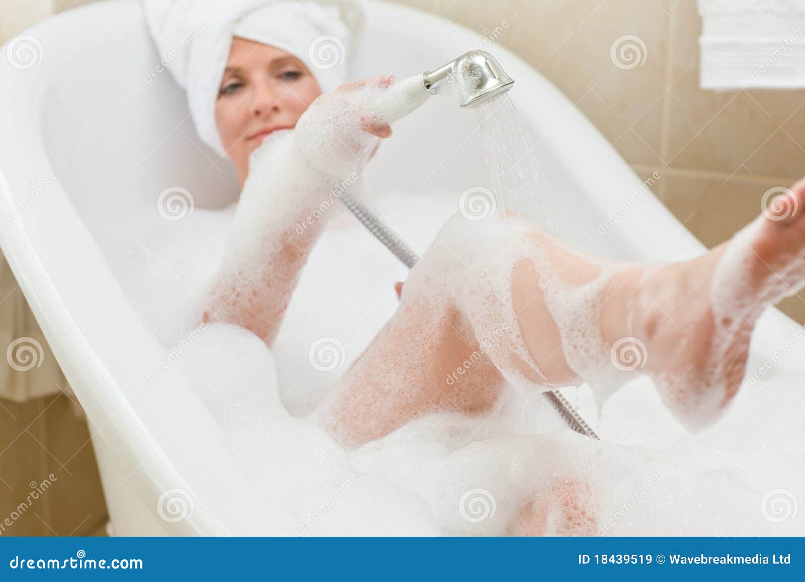 Жена моет ванну. Тело в пене. С легким после ванной. Женщина в теле после ванны. Бабуля после ванны.