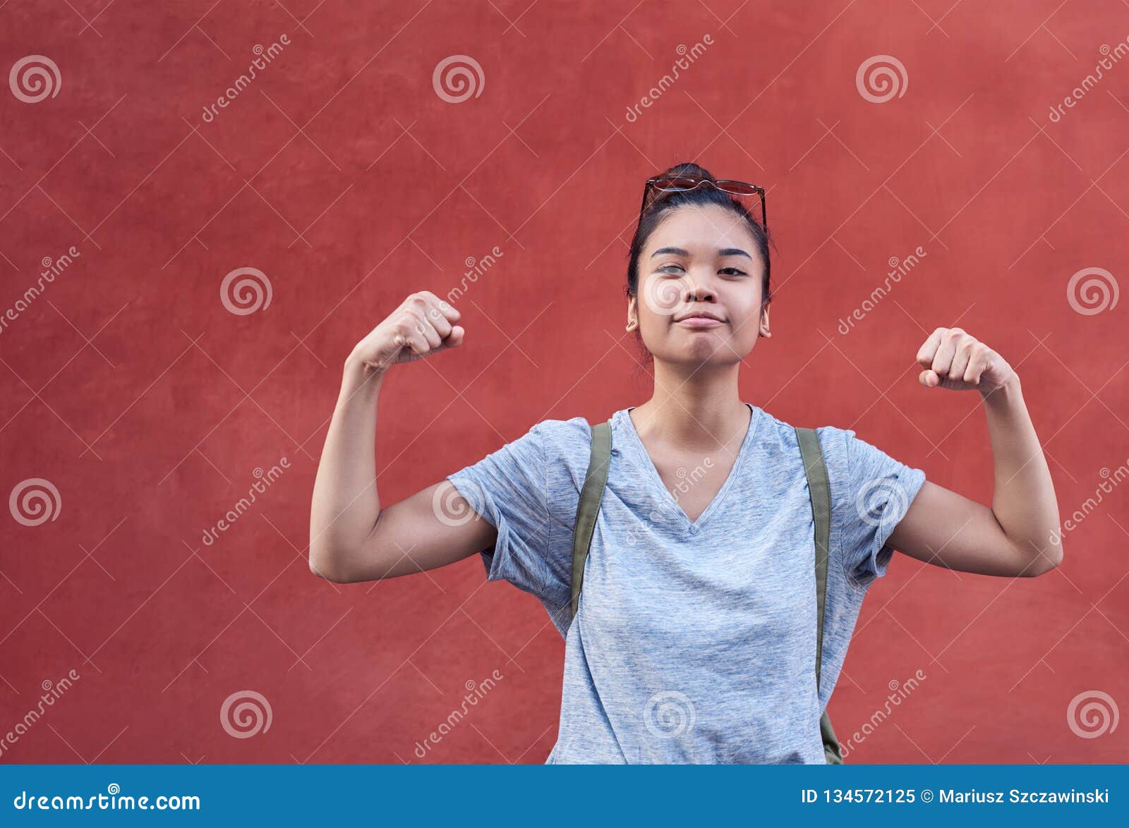 asian girls flexing biceps gallerie