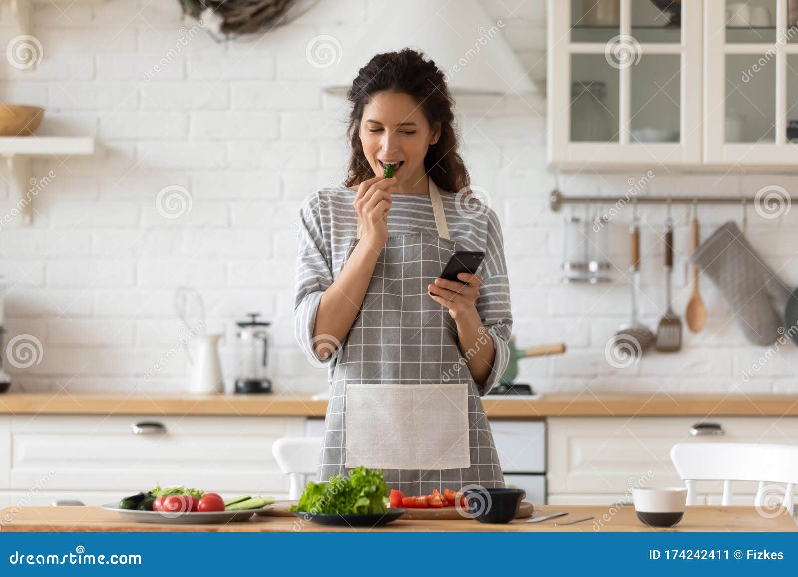 女人在厨房里做饭 库存图片. 图片 包括有 生活方式, 健康, 礼服, 管理, 内部, 膳食, 杓子, 国内 - 177528291