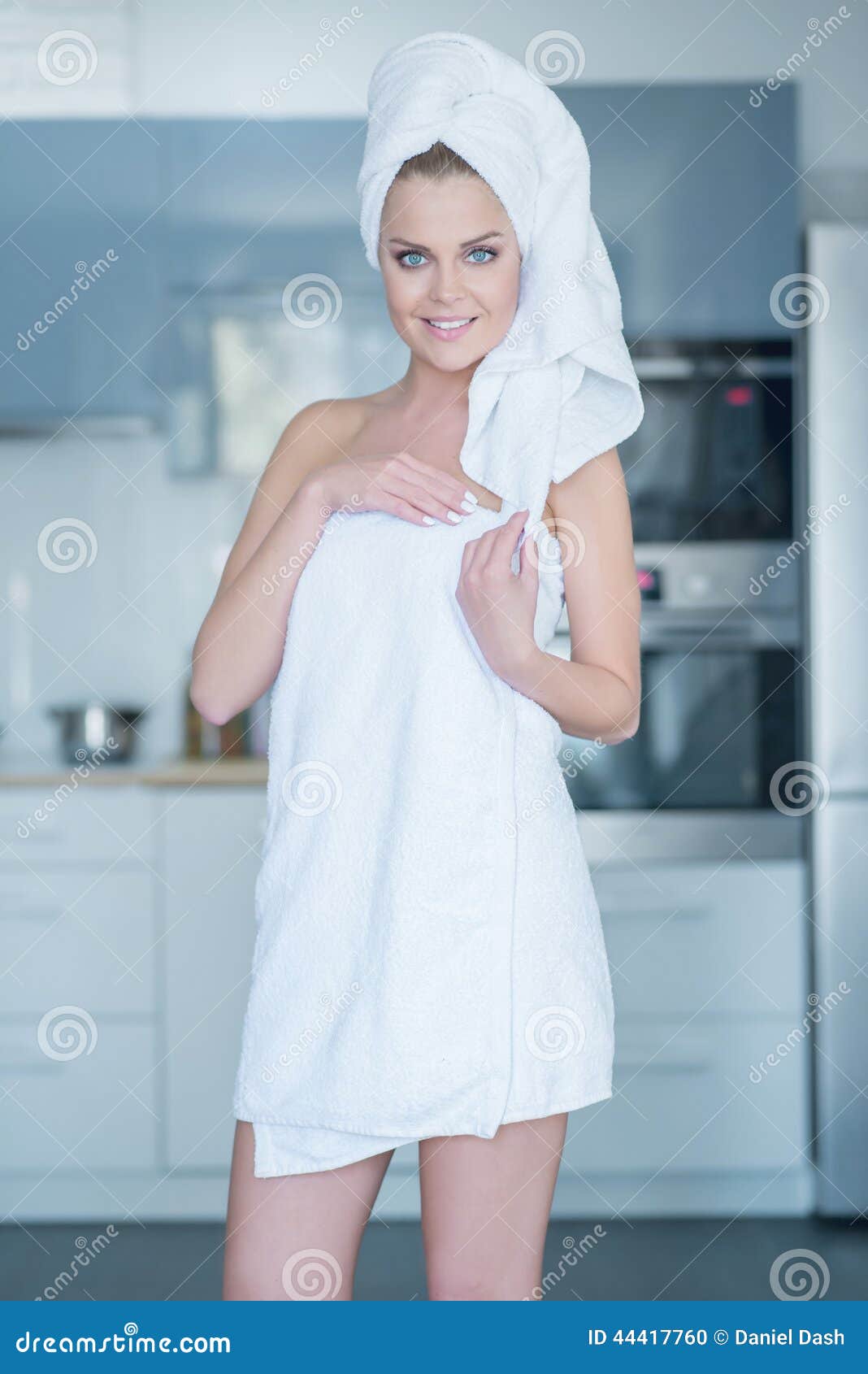 После душа на улицу. Девушка в полотенце. Девушка в полотенце на кухне. Молодые девушки в полотенце. Девушка в белом полотенце.