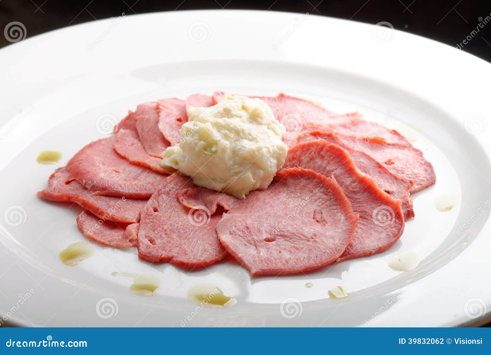 https://thumbs.dreamstime.com/z/smoked-beef-tongue-horseradish-salad-39832062.jpg