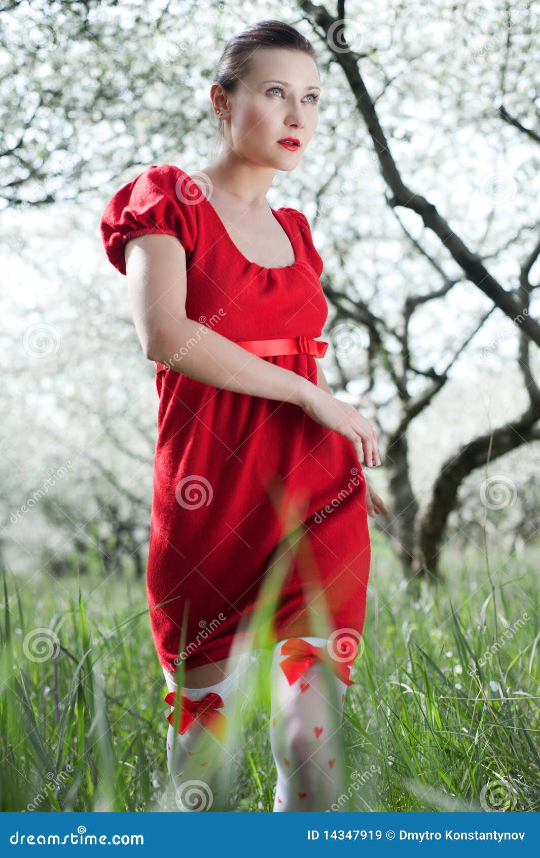 Smokingowa splendoru czerwieni kobieta. Smokingowego splendoru parka czerwona chodząca kobieta