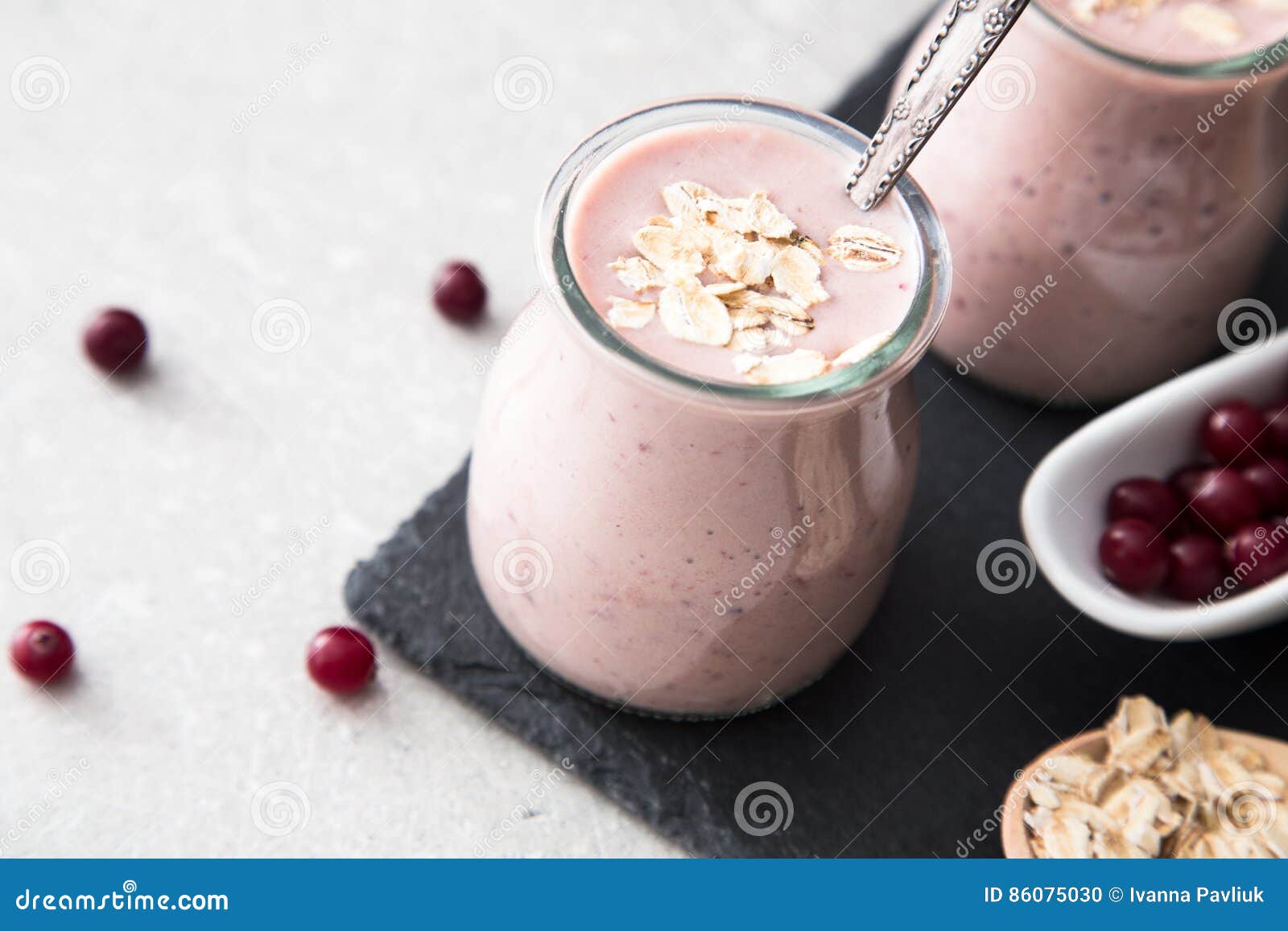 Smoothie Der Banane Und Der Moosbeeren Mit Jogurt Und Hafern Auf Einem ...