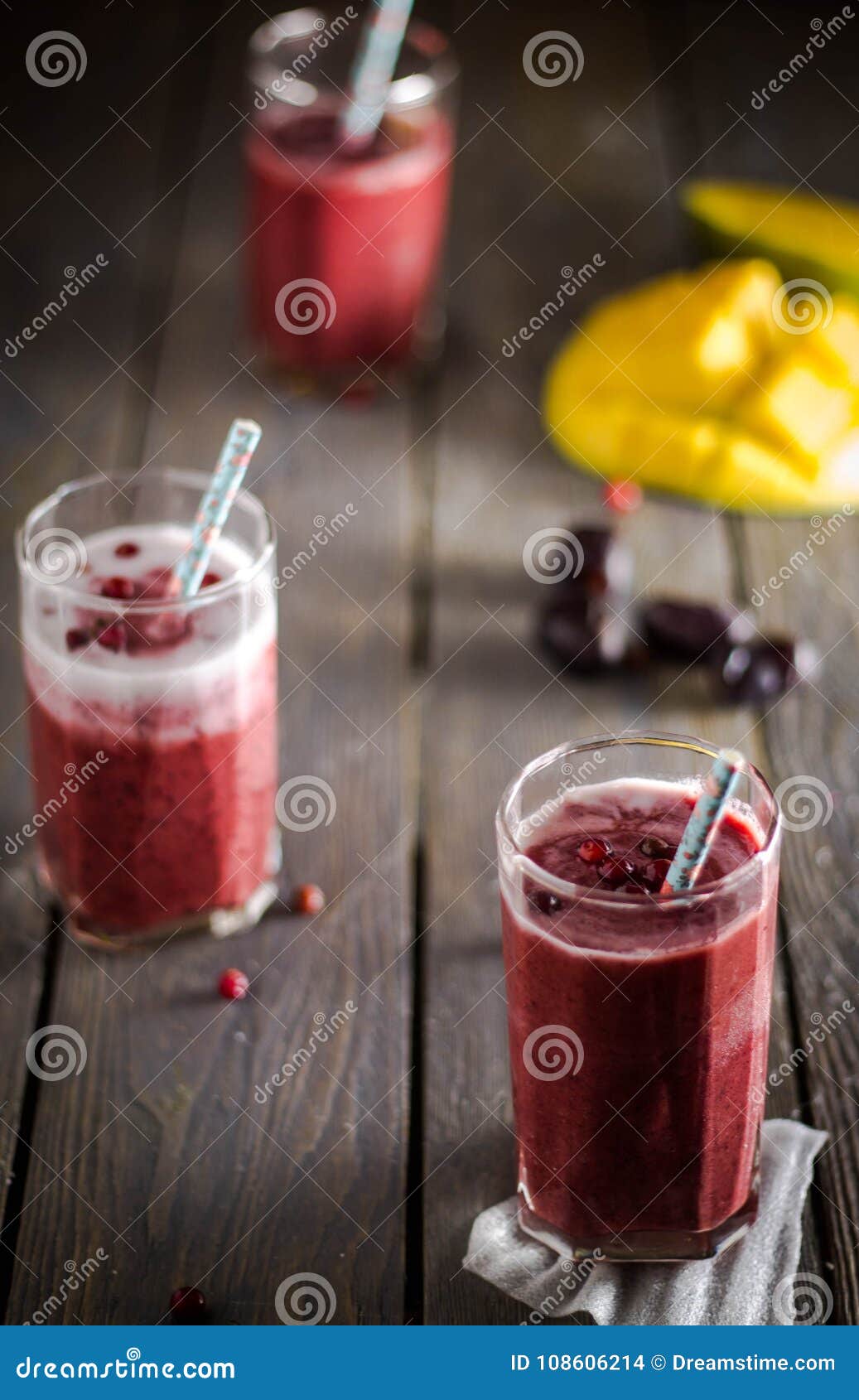 Smoothie frais avec le cassis et le lait de noix de coco. Cinq minutes faisant cuire le smoothie savoureux et sain de mes baies de grand-mère