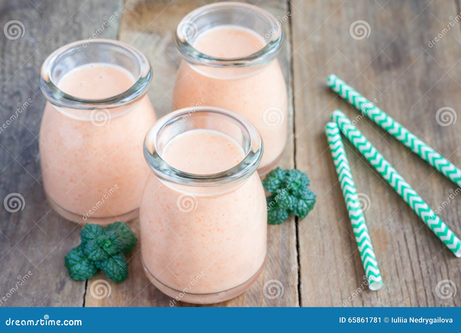 Smoothie Mit Karotte, Banane, Orange Und Jogurt Stockbild - Bild von ...