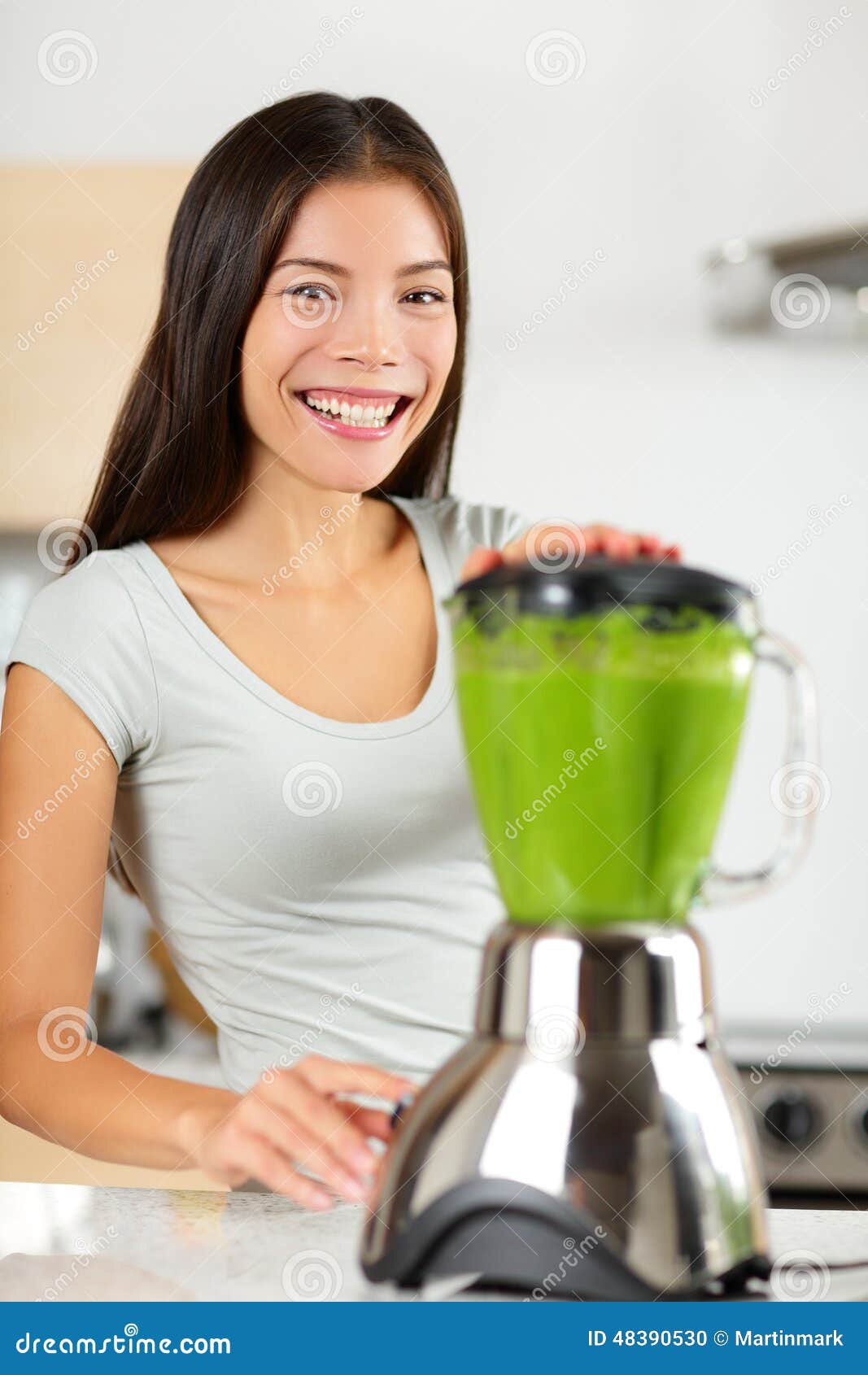 https://thumbs.dreamstime.com/z/smoothie-woman-making-vegetable-green-smoothies-blender-home-kitchen-healthy-eating-lifestyle-concept-portrait-48390530.jpg