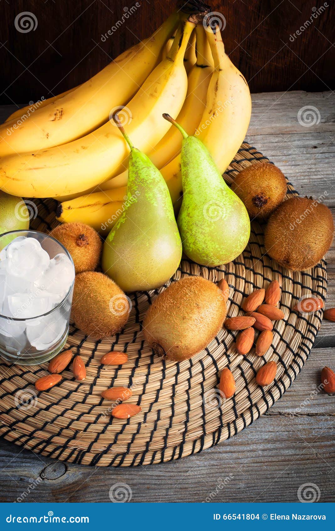 Smoothies-Bestandteile: Bananen, Kiwi, Birnen Und Eis Stockfoto - Bild ...