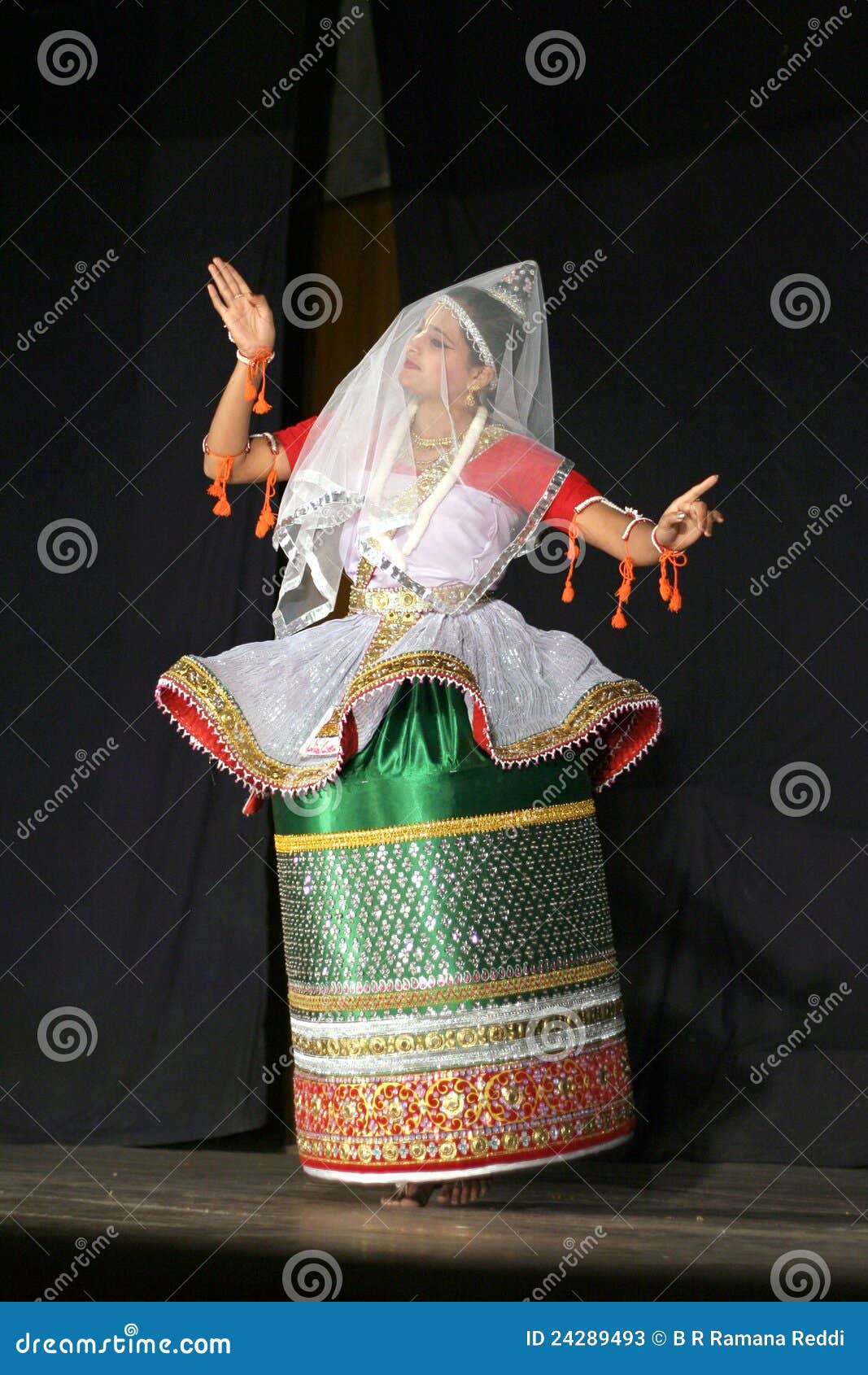 Indian woman dance Stock Photos, Royalty Free Indian woman dance Images |  Depositphotos