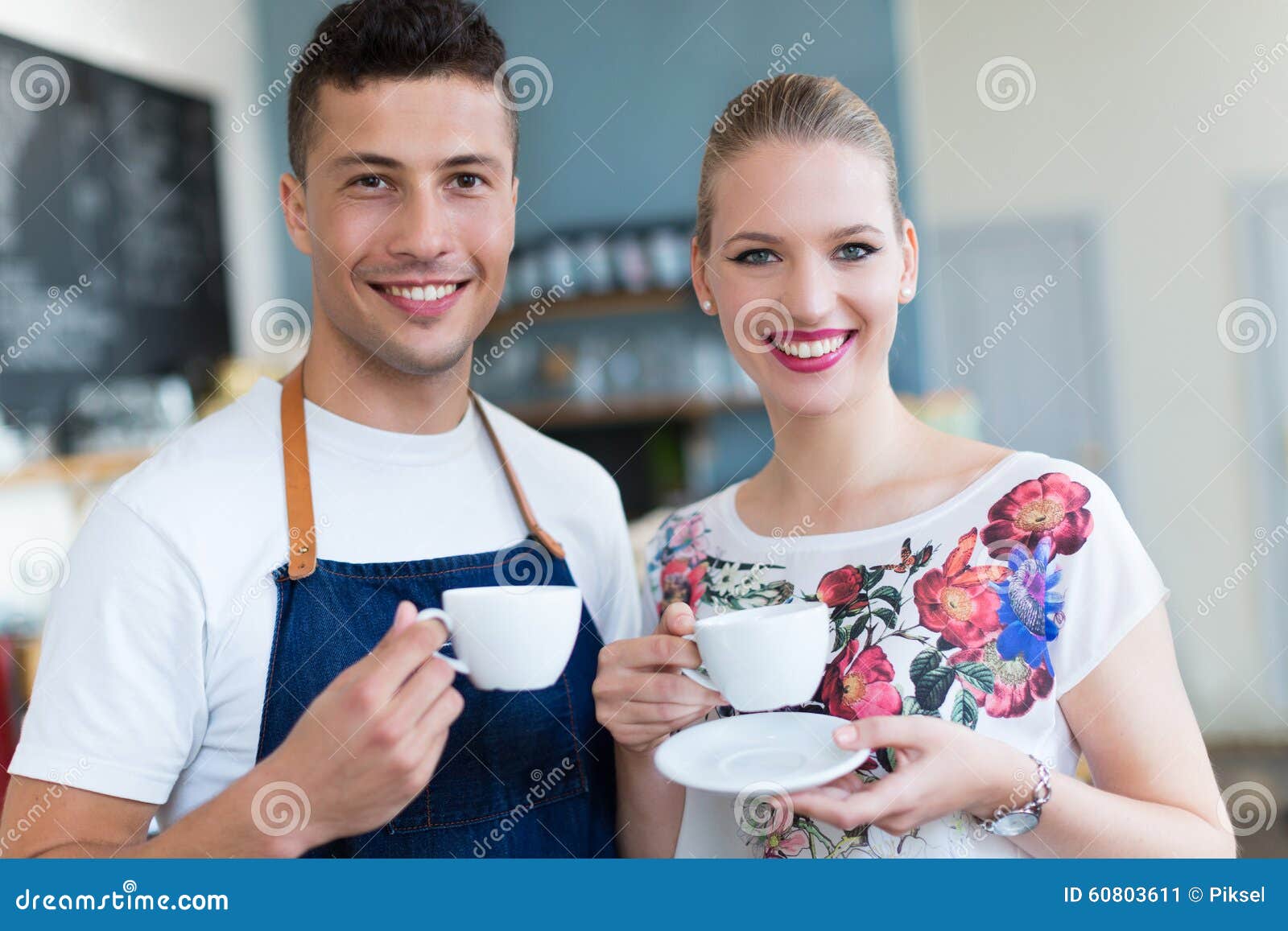 Små och medelstora företagägare i coffee shop som ler