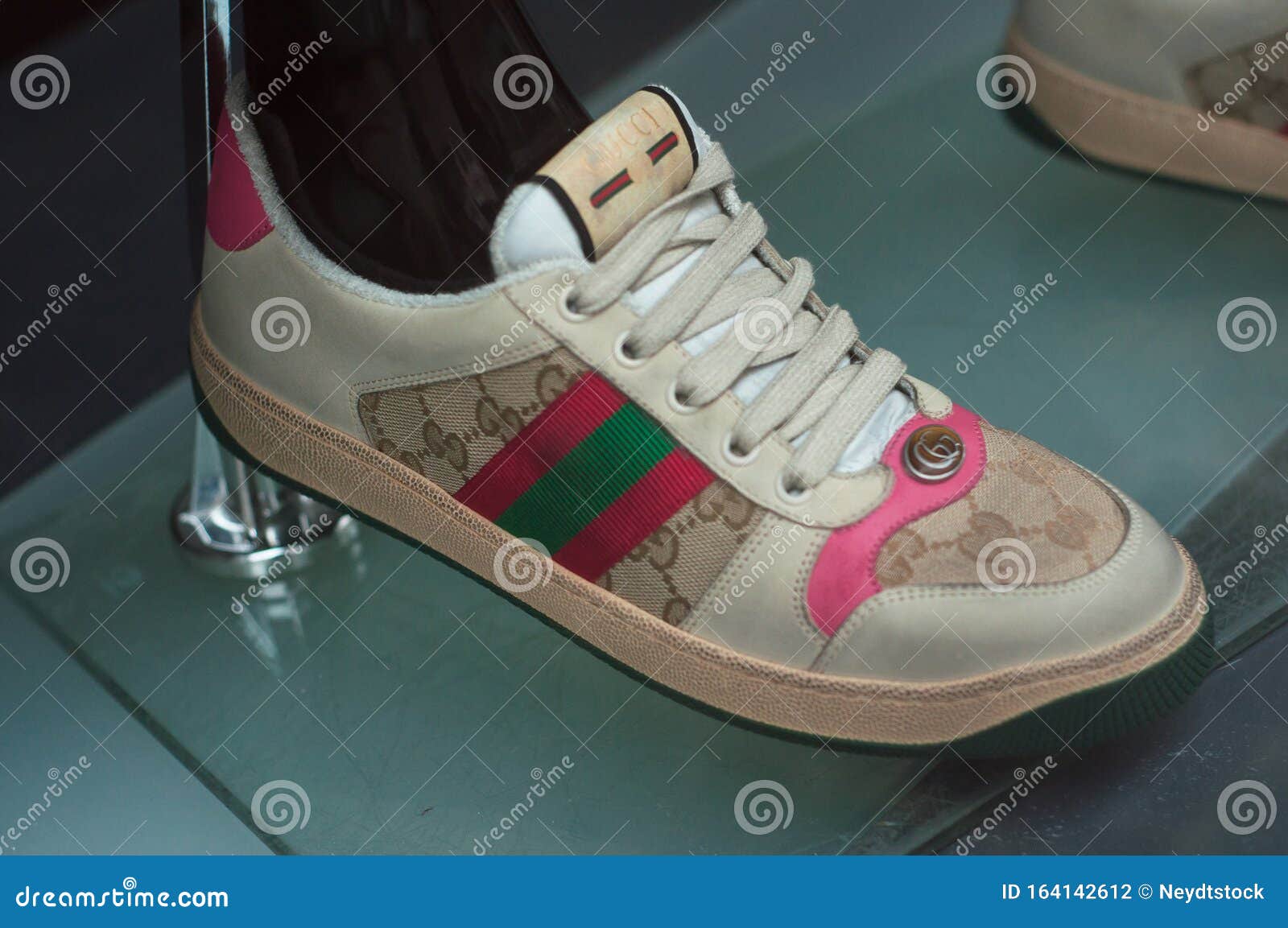 Sneakers Para Mujeres Una Lujosa Tienda De Fotografía editorial - Imagen de aptitud, ilustrativo: 164142612
