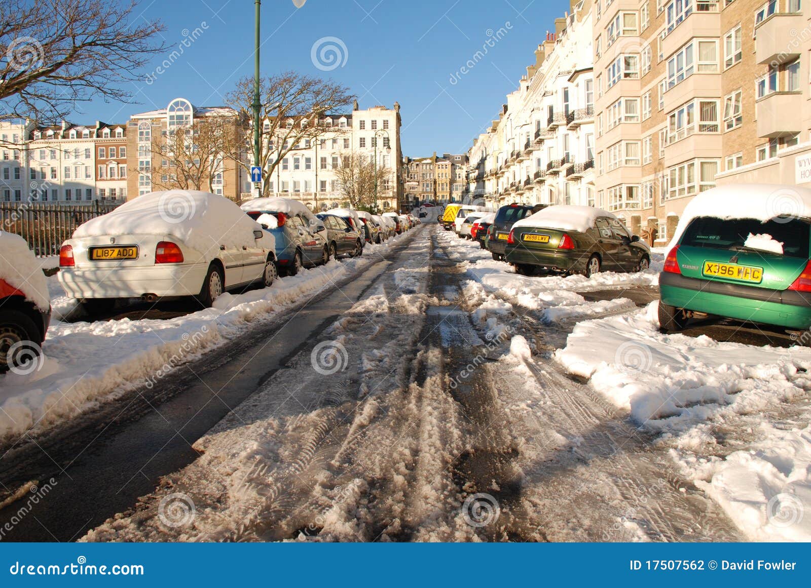 Sneeuw straat, st.Leonards-op-Overzees. De sneeuw behandelde auto's in het Vierkant van de Strijder bij st.Leonards-op-Overzees in Oost-Sussex, Engeland op 3 December, 2010.