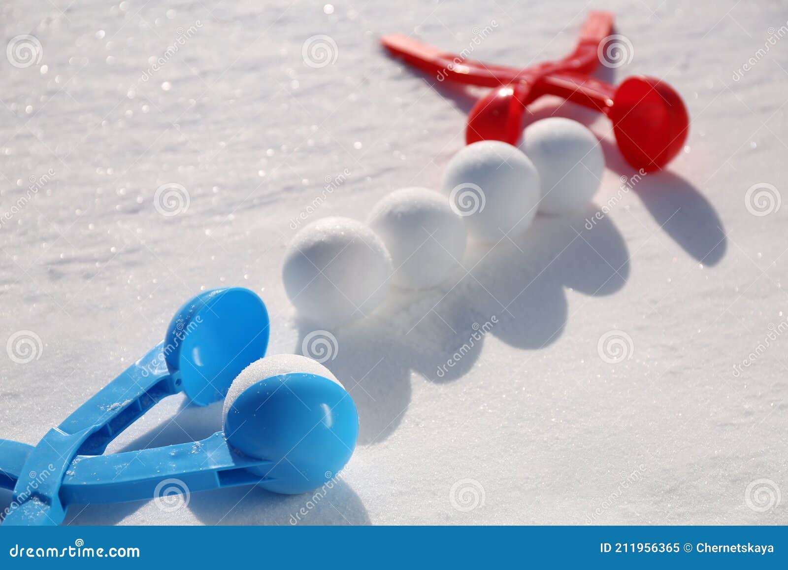 Rubriek groei overschot Sneeuwballen En Plastic Gereedschap in De Openlucht Op Winterdag Stock  Afbeelding - Image of kind, nave: 211956365