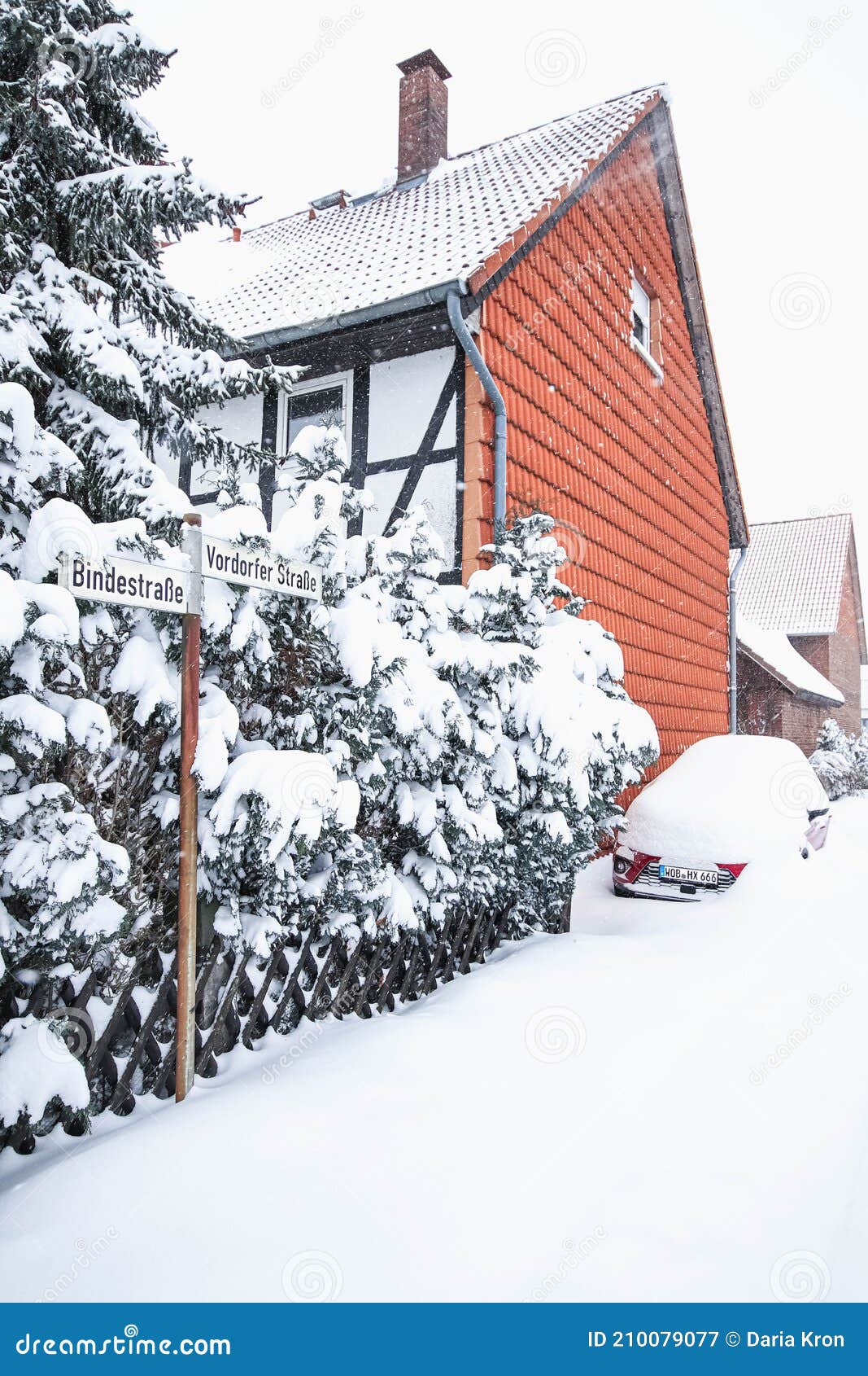 Komst verkoopplan via Sneeuwstorm in Nedersaksen Duitsland. Stock Afbeelding - Image of gedaald,  sneeuw: 210079077
