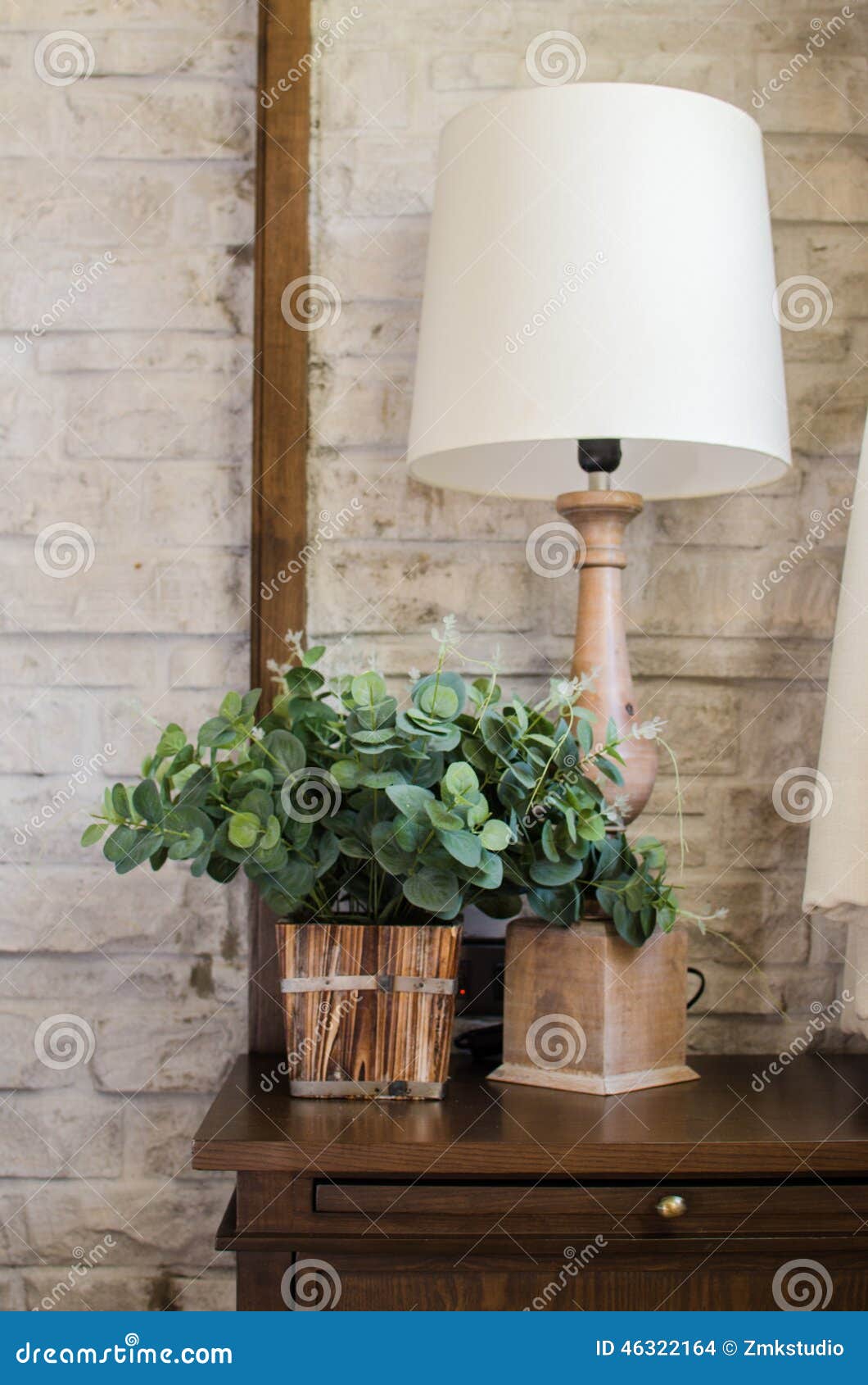 Sängkantlampa och grön växt i sovrum arkivfoto bild: 46322164