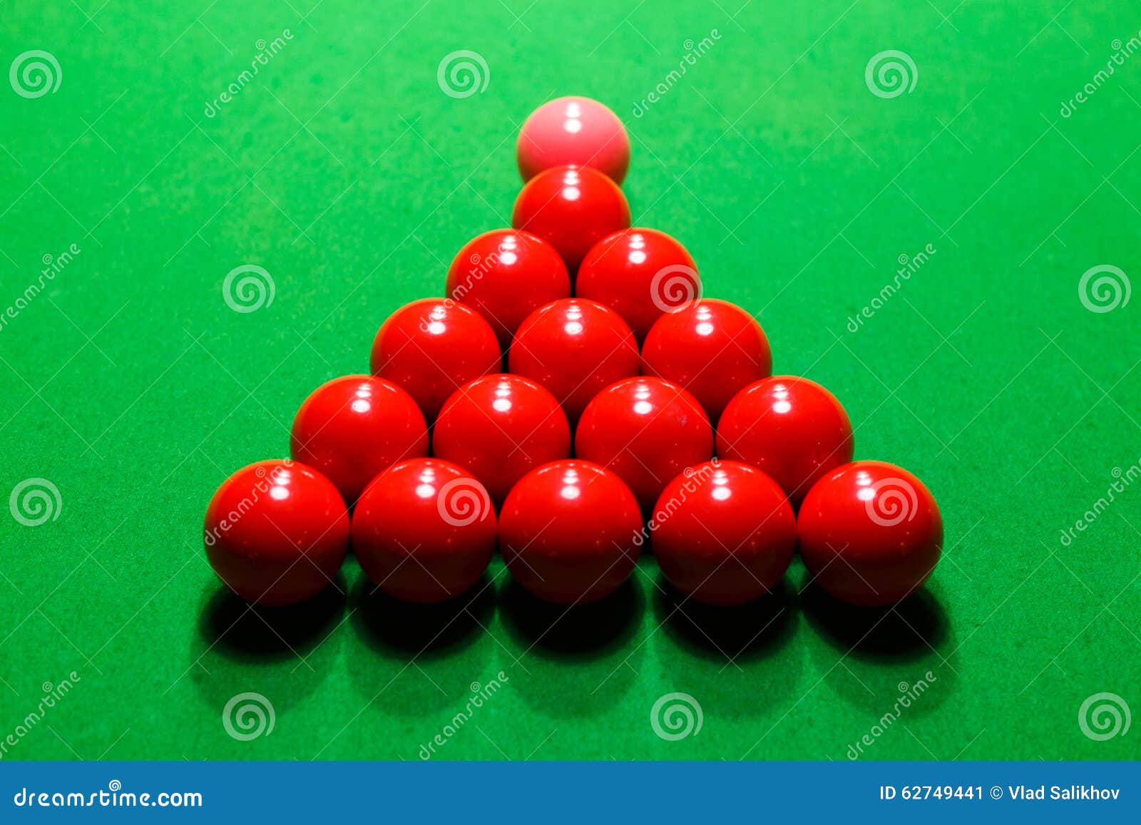 Красных шаров было на 7. Вид сверху стол красные шары. Красные шары в русской пирамиде. Снукер шар логотип. Красные шары в черной комнате.