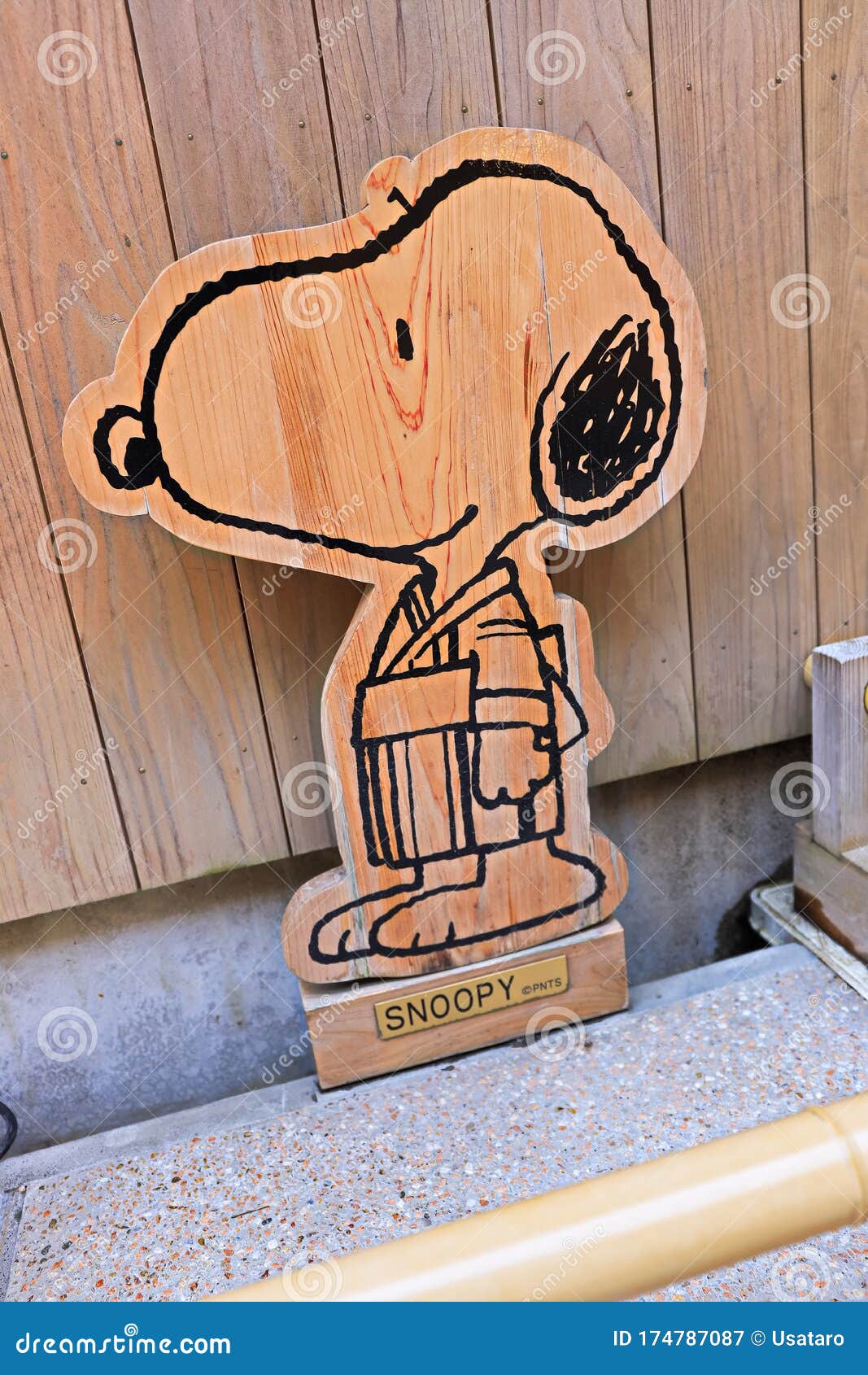 Snoopy Smile Funny Face Cute Peanuts Comics Character Woodwork Statue  Editorial Photography - Image of hotel, cartoon: 174787087