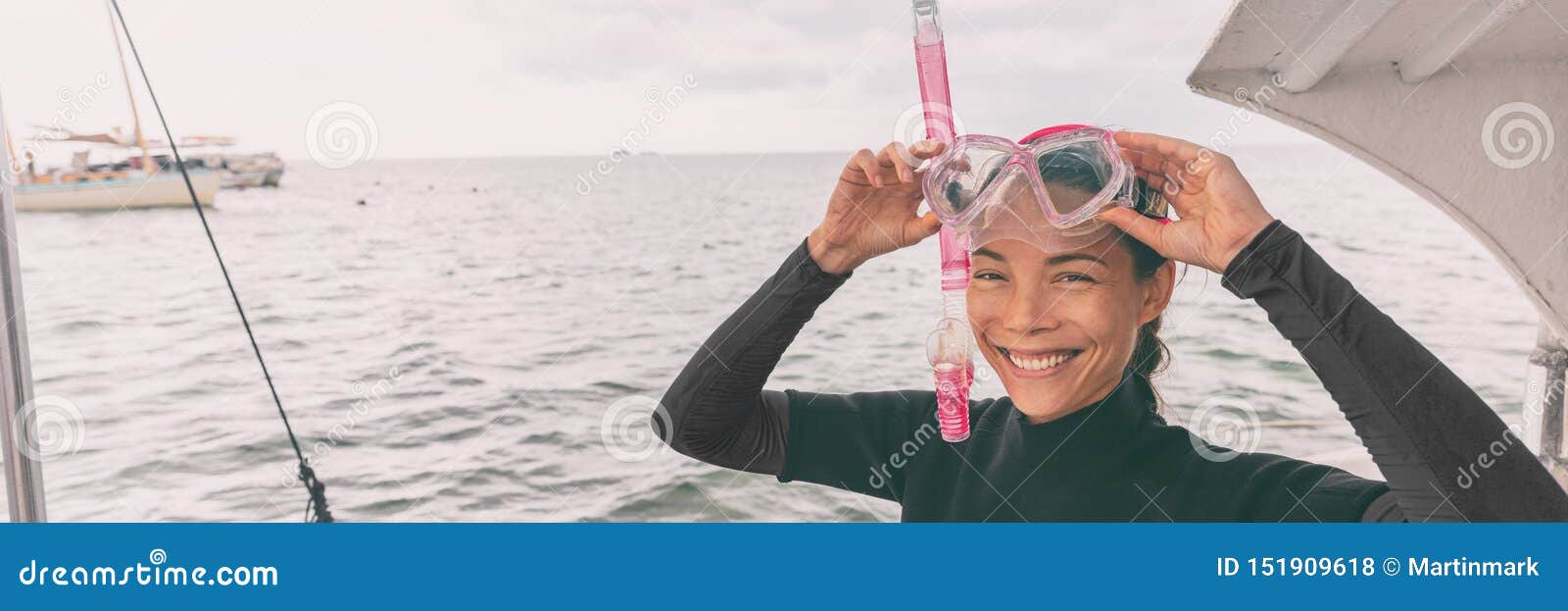 Snorkel maskowej Azjatyckiej kobiety turystyczny dostawać gotowy dla snorkeling aktywności wycieczki turysycznej od łódkowatego s
