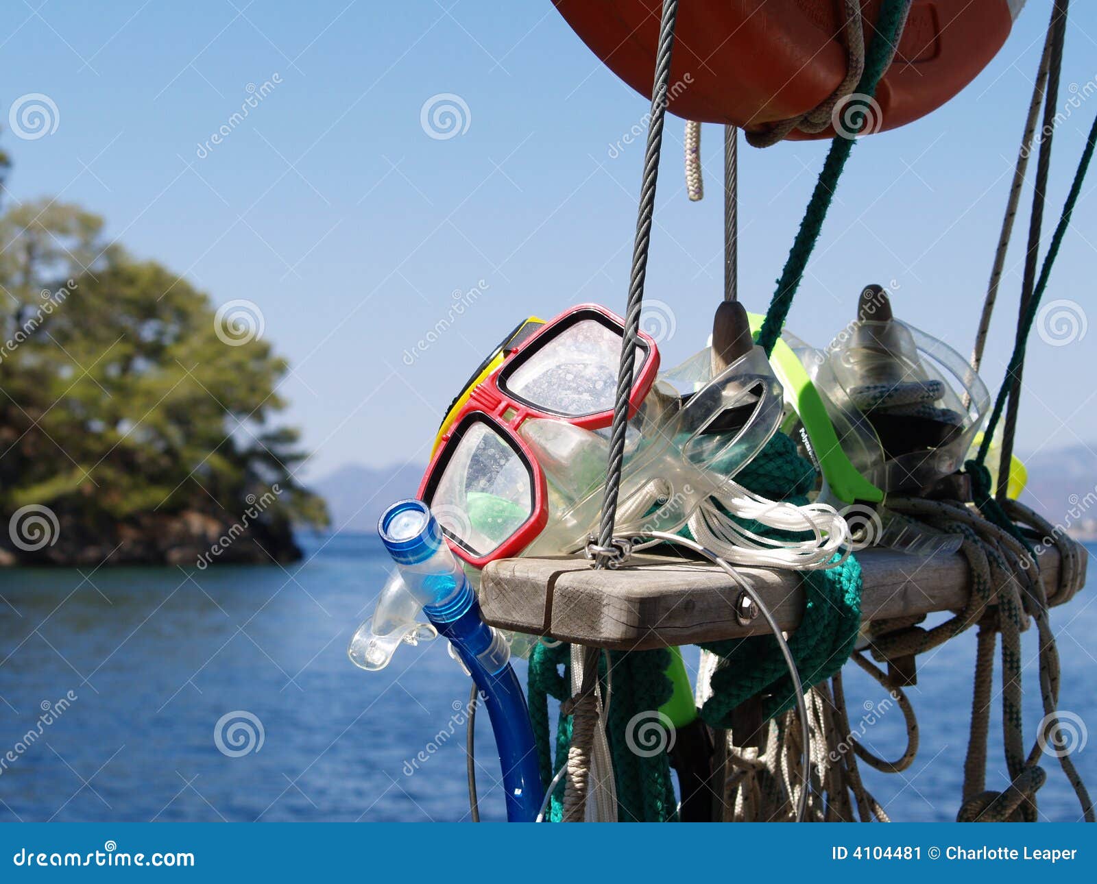 Snorkel op een boot stock afbeelding. Image of snorkel 4104481