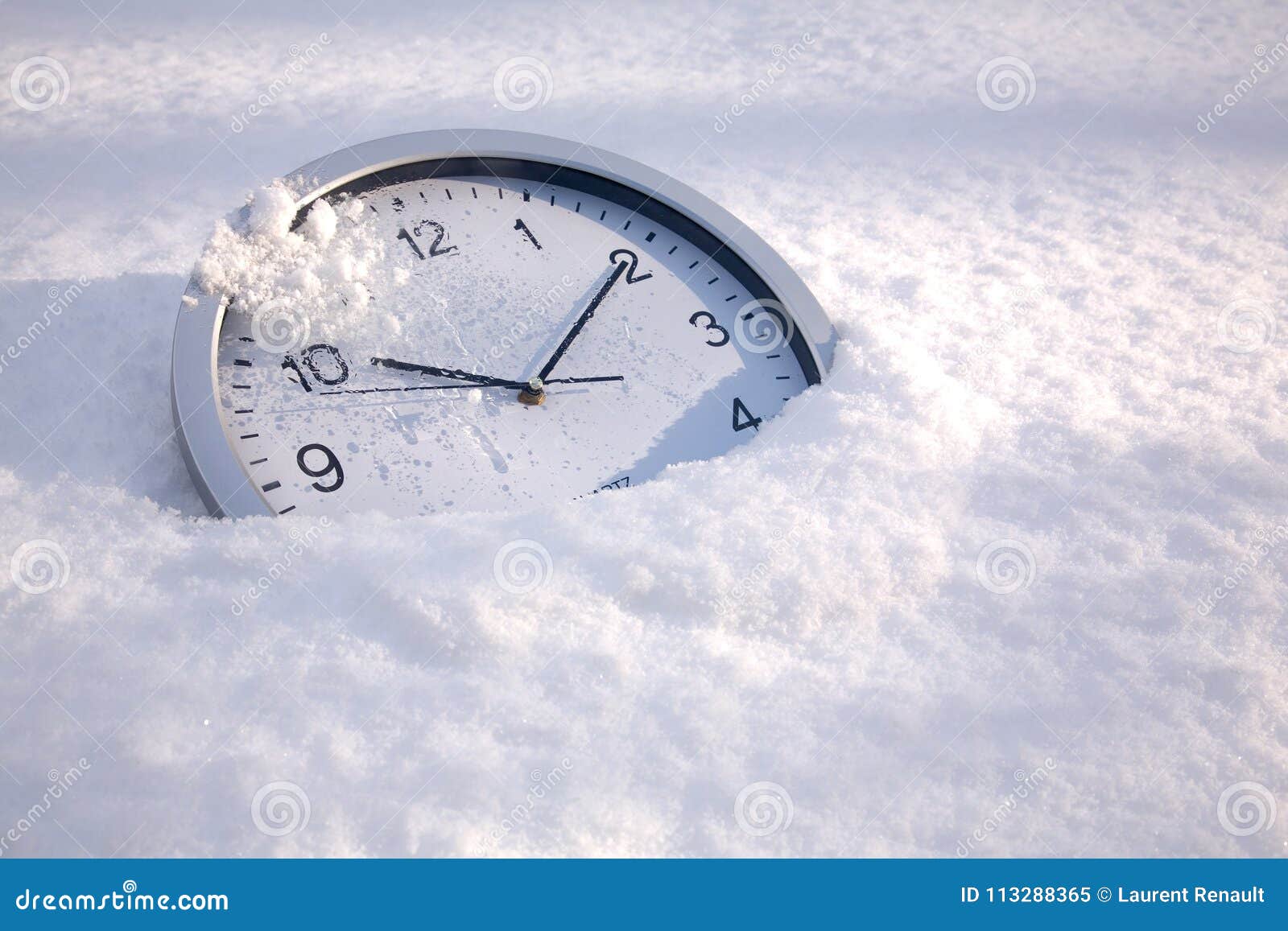 snow time, a clock in the snow