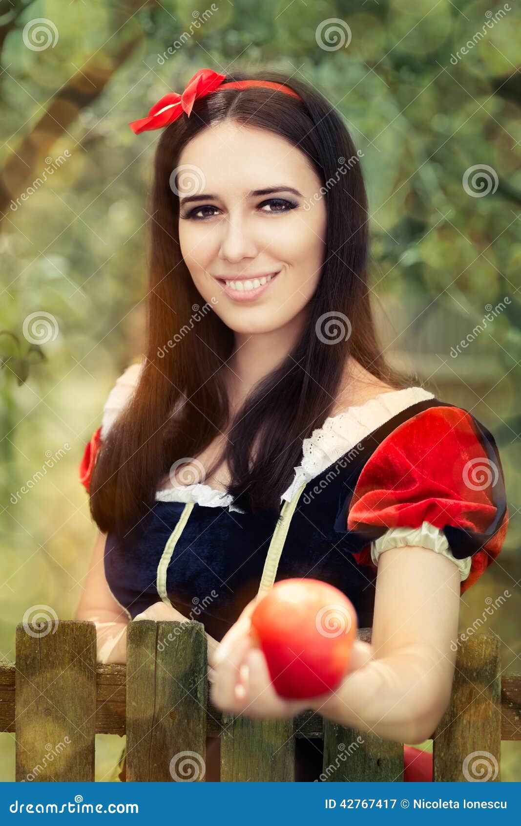 Free Free 180 Snow White Holding Apple Svg SVG PNG EPS DXF File