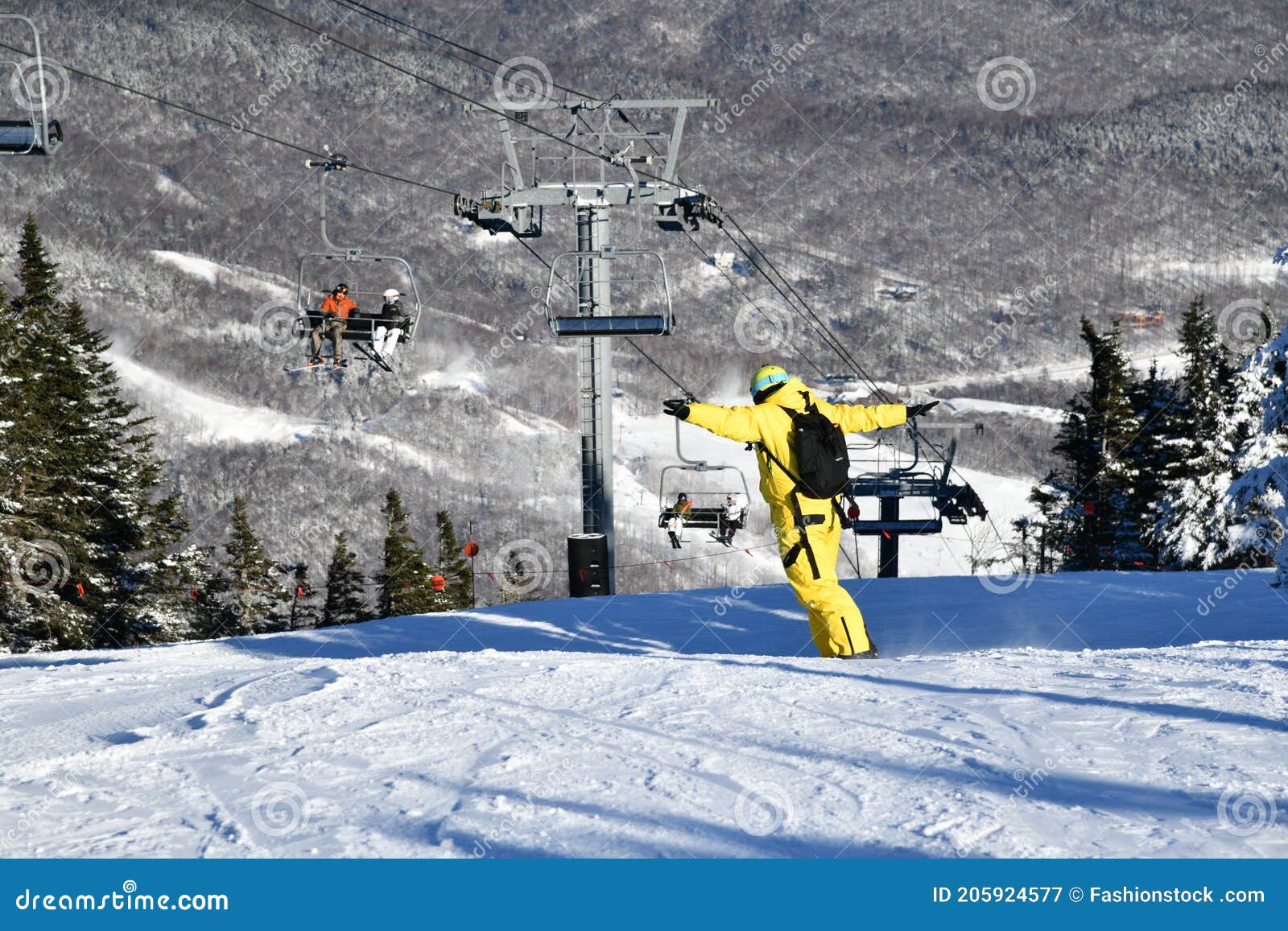 Snowboard Paseando Por Las Pistas Usando Amarillo Mono En El Soleado Con Nieve Fresca. Fotografía editorial - Imagen de gente, feliz: 205924577