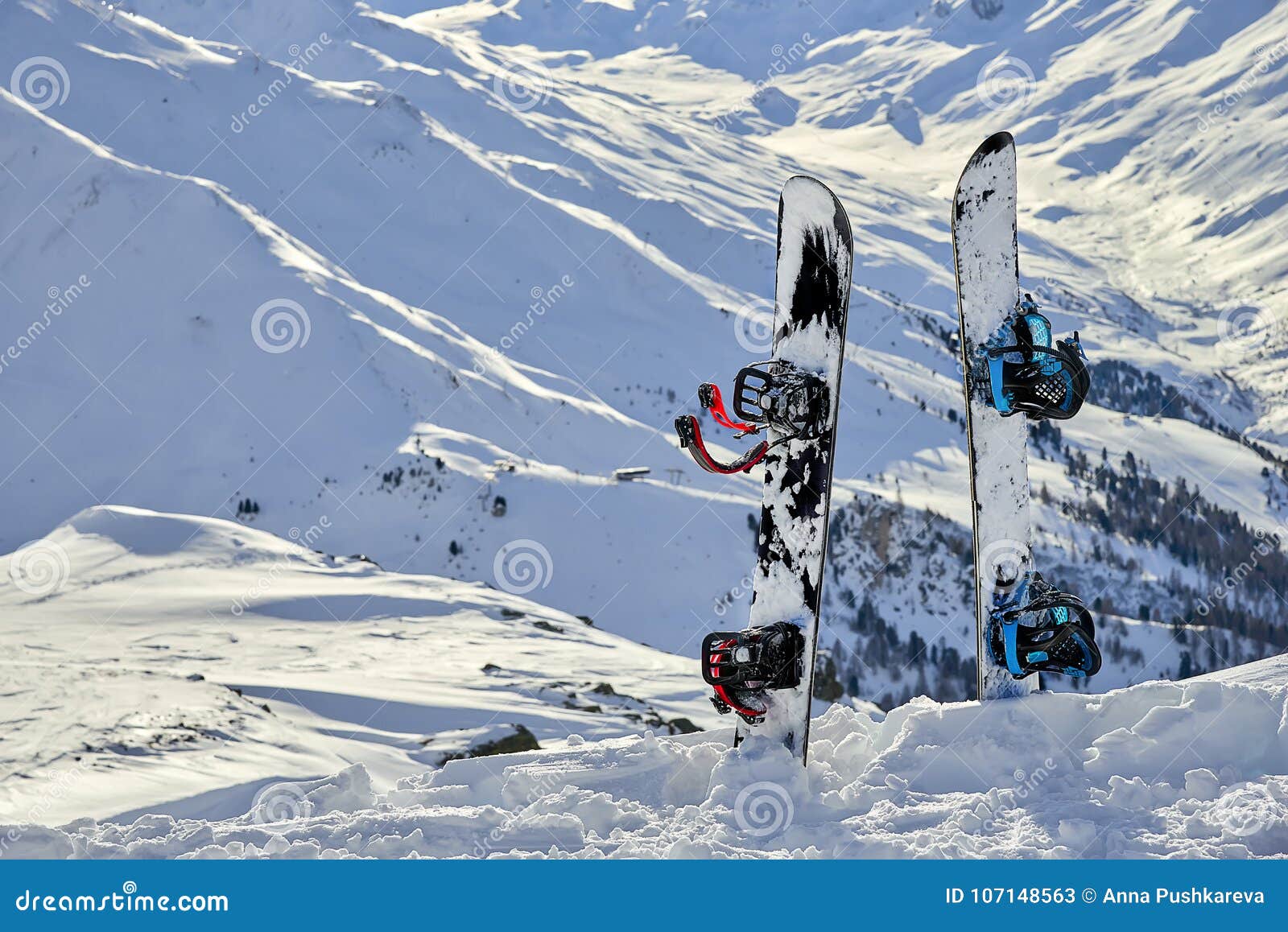 Kust klei verdamping Snowboard in Snow on Off-piste Slope at Sun Day between Mountains on the  Background. Stock Image - Image of high, cloudscape: 107148563