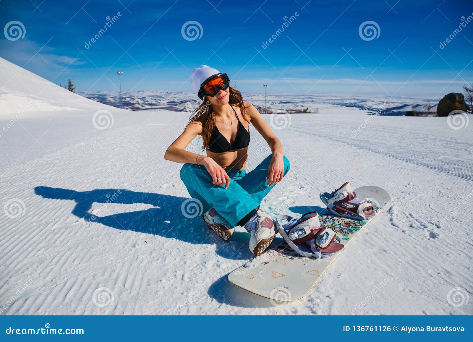 Snowboarder Atractivo De La Mujer En La Máscara Anaranjada Que Se Sienta En  La Nieve Mujer En Traje De Baño En Invierno Foto de archivo - Imagen de  swimsuit, hembra: 136761126
