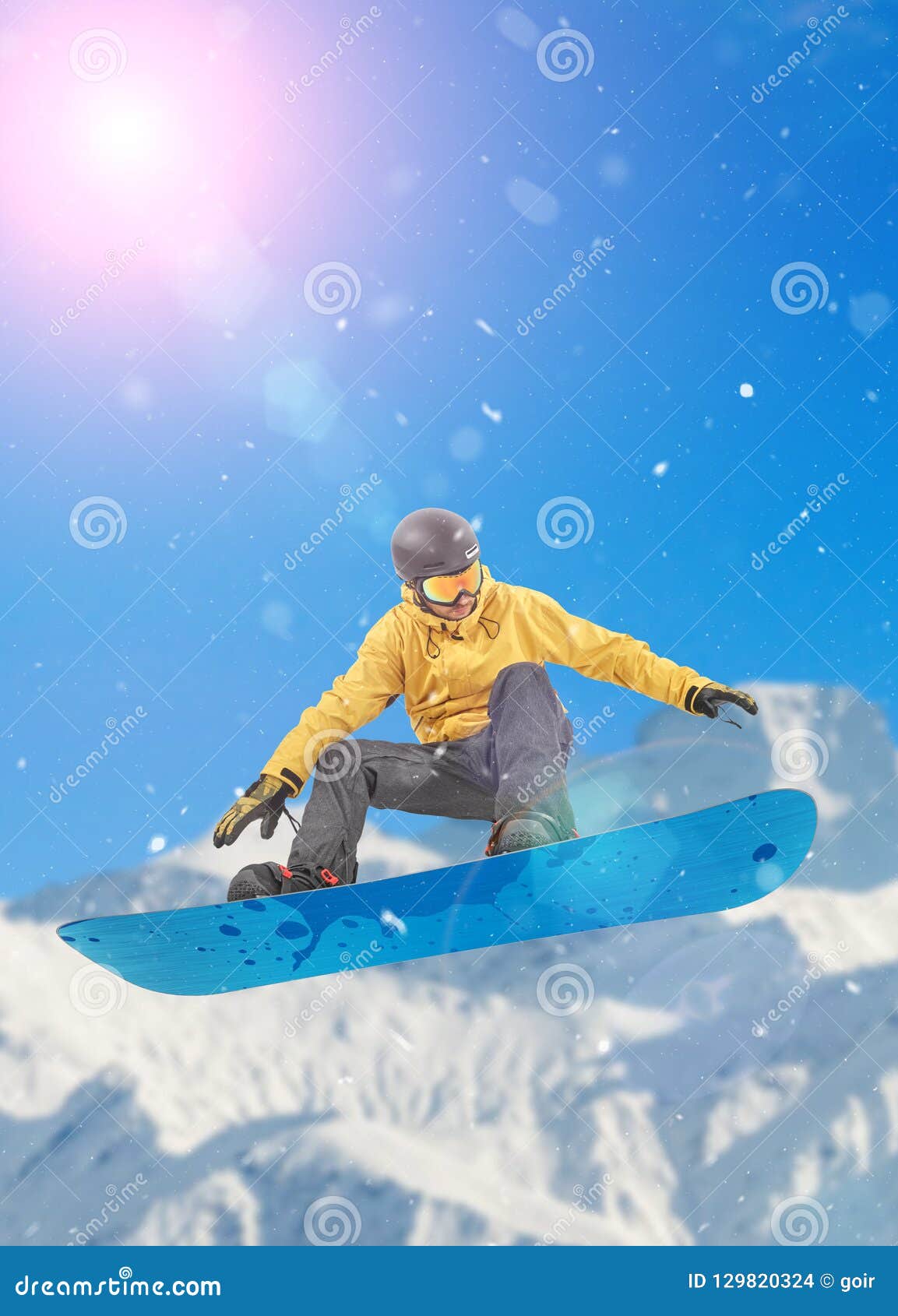 Snowboarder emocionado en las montañas. El Snowboarder salta en las montañas