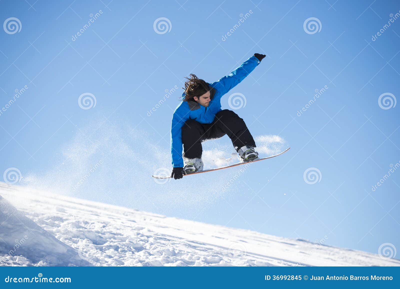 Snowboarder het springen. Snowboarder die tegen blauwe hemel springen